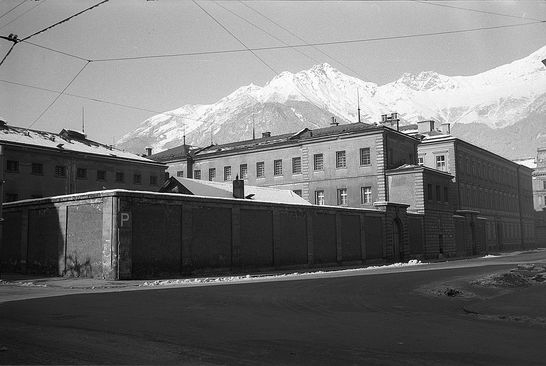 Das Gefangenenhaus befand sich bis zu seinem Abriss 1960 dort, wo heute das Landesgericht steht.