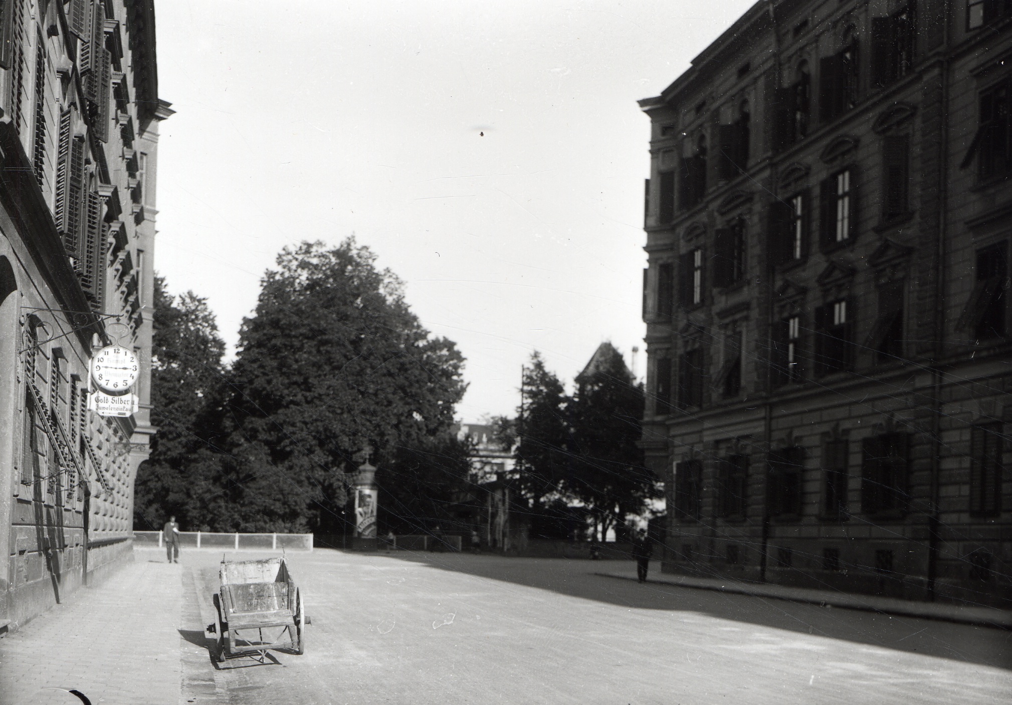 Blick auf den Karl-Ludwigs-Platz (heute: Adolf-Pichler-Platz) in Richtung Osten. Davor befand sich auf dem Platz der Spitalsfriedhof, welcher 1869 entfernt wurde.