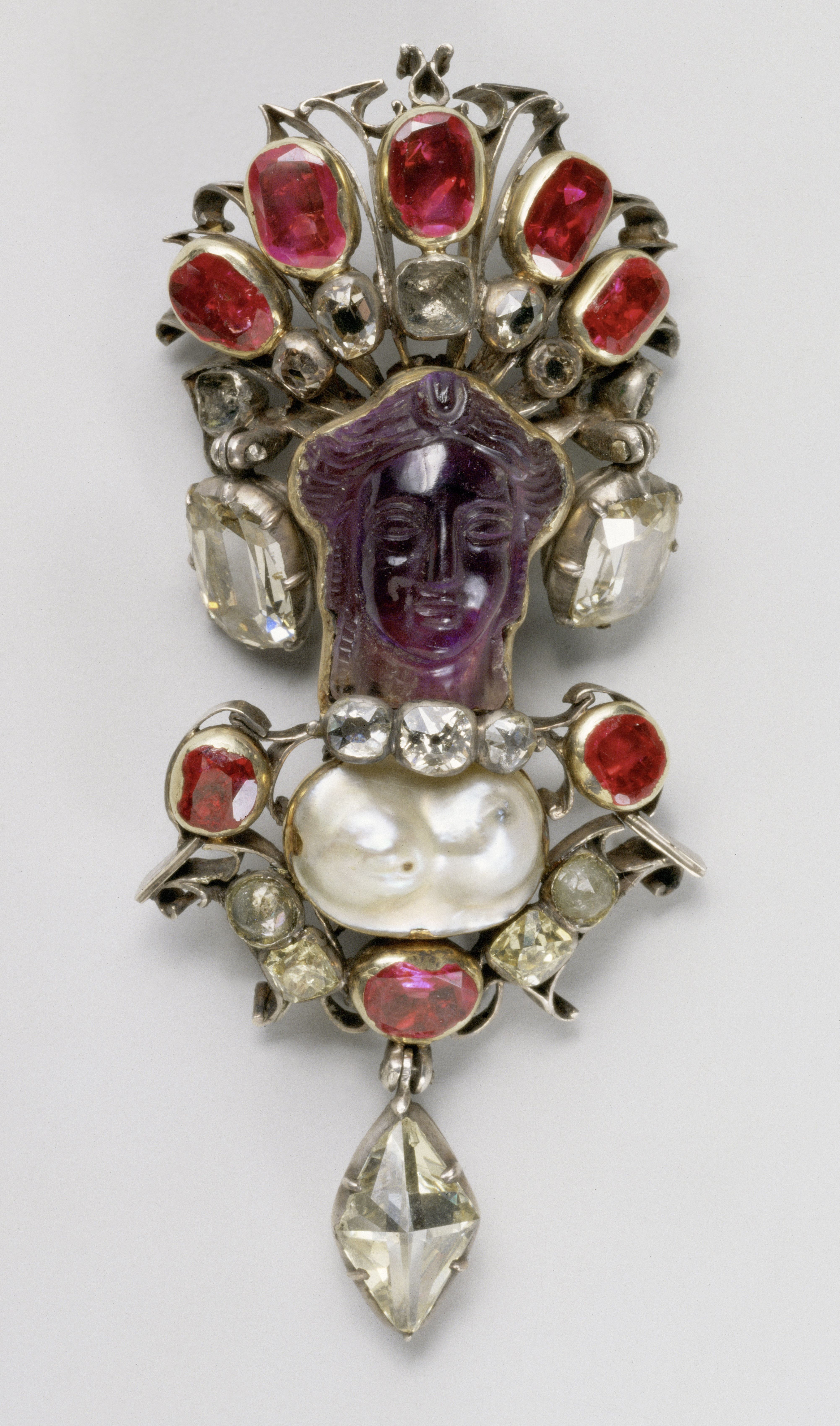 Agraffe mit der Darstellung der Isis, Ende 17. Jahrhundert.