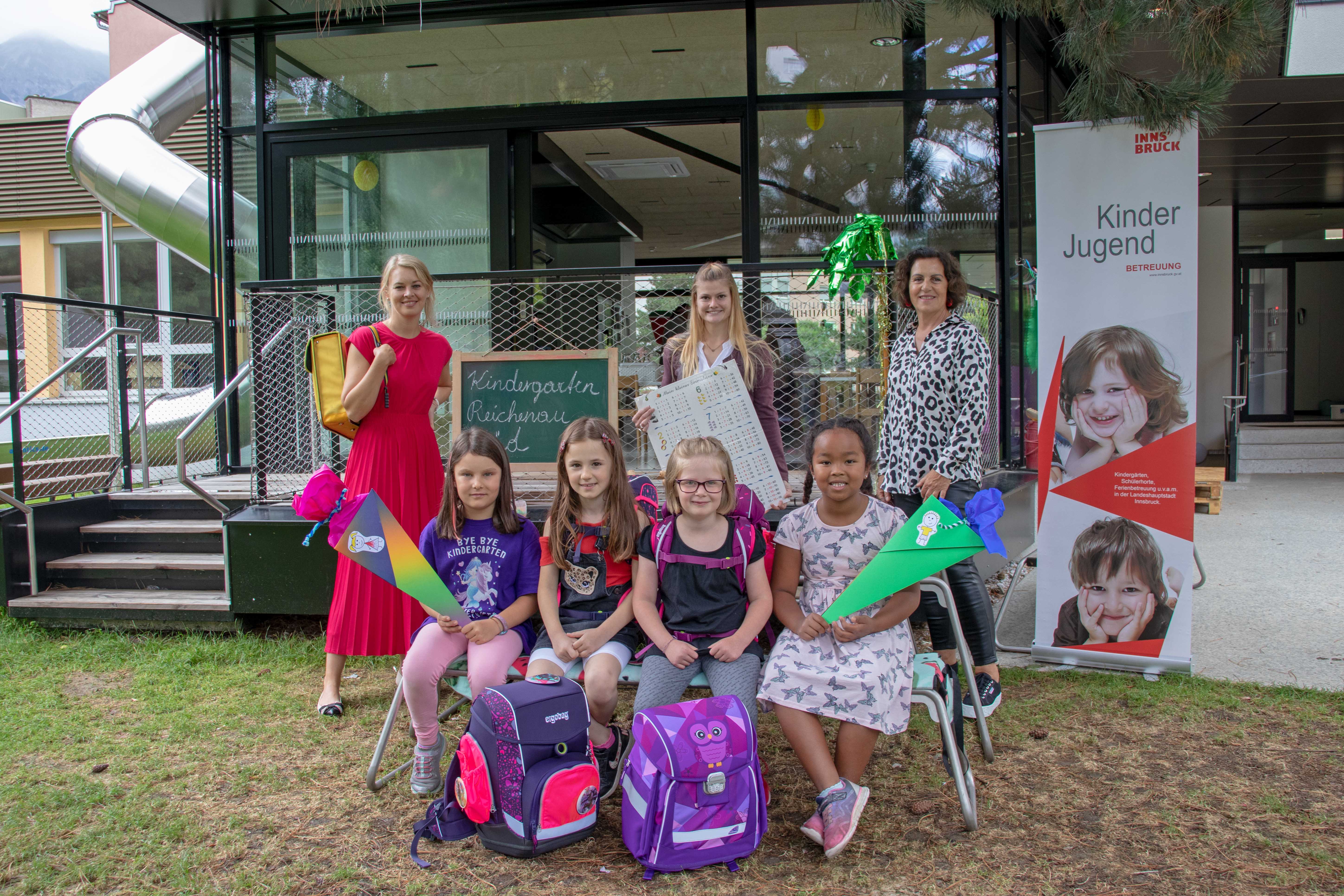 Bildungsstadträtin Elisabeth Mayr wünschte den Kindern im Kindergarten Reichenau Süd gemeinsam mit Karoline Ammon (Bereichskoordinatorin der städtischen Kindergärten) und Kindergartenleiterin Gabriele Langbauer (v.l.n.r.) schöne Ferien und alles Gute für den Schuleintritt im Herbst.