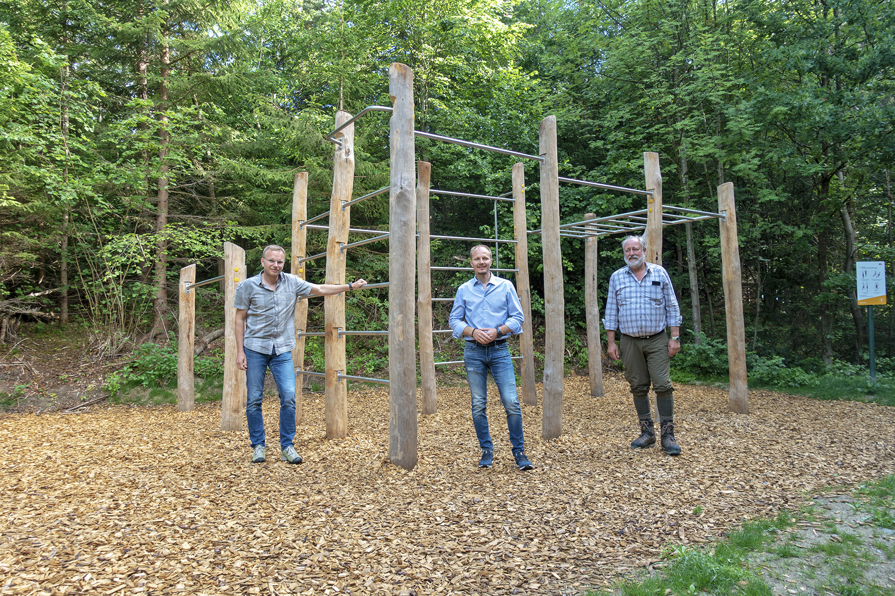 Vizebürgermeister Johannes Anzengruber, Referatsleiter Albuin Neuner (l., Natur und Erholung) und Förster Kurt Pröller (r., Referat Wald und Almen) verschafften sich von den neuen Geräten an der Forstmeile einen Eindruck.