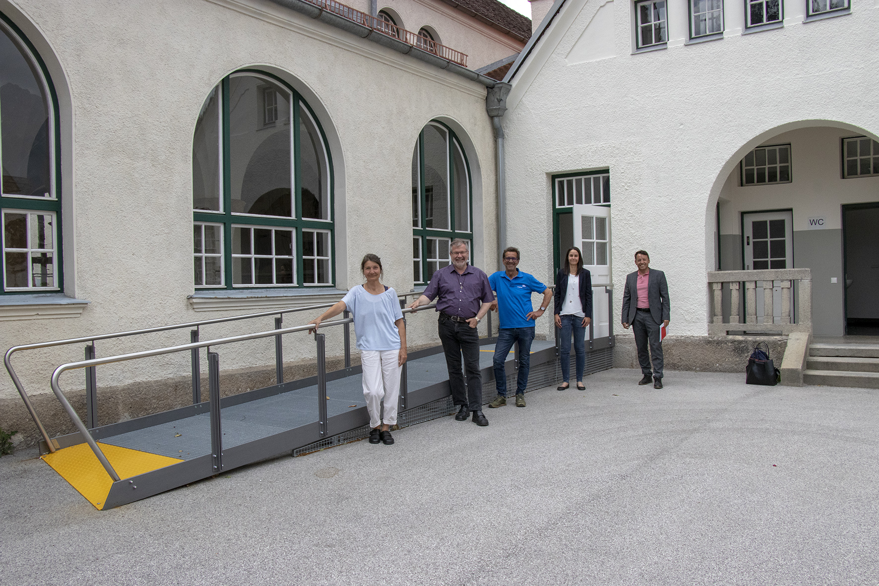 Stadträtin Uschi Schwarzl machte sich gemeinsam mit Alexander Legniti (Referatsleiter Friedhöfe), Josef Reinisch (Friedhof Pradl-Ost), IIG-Projektleiterin DI Nicol Jenewein sowie IIG-Geschäftsführer Franz Danler ein Bild vor Ort (v. l. n. r.).