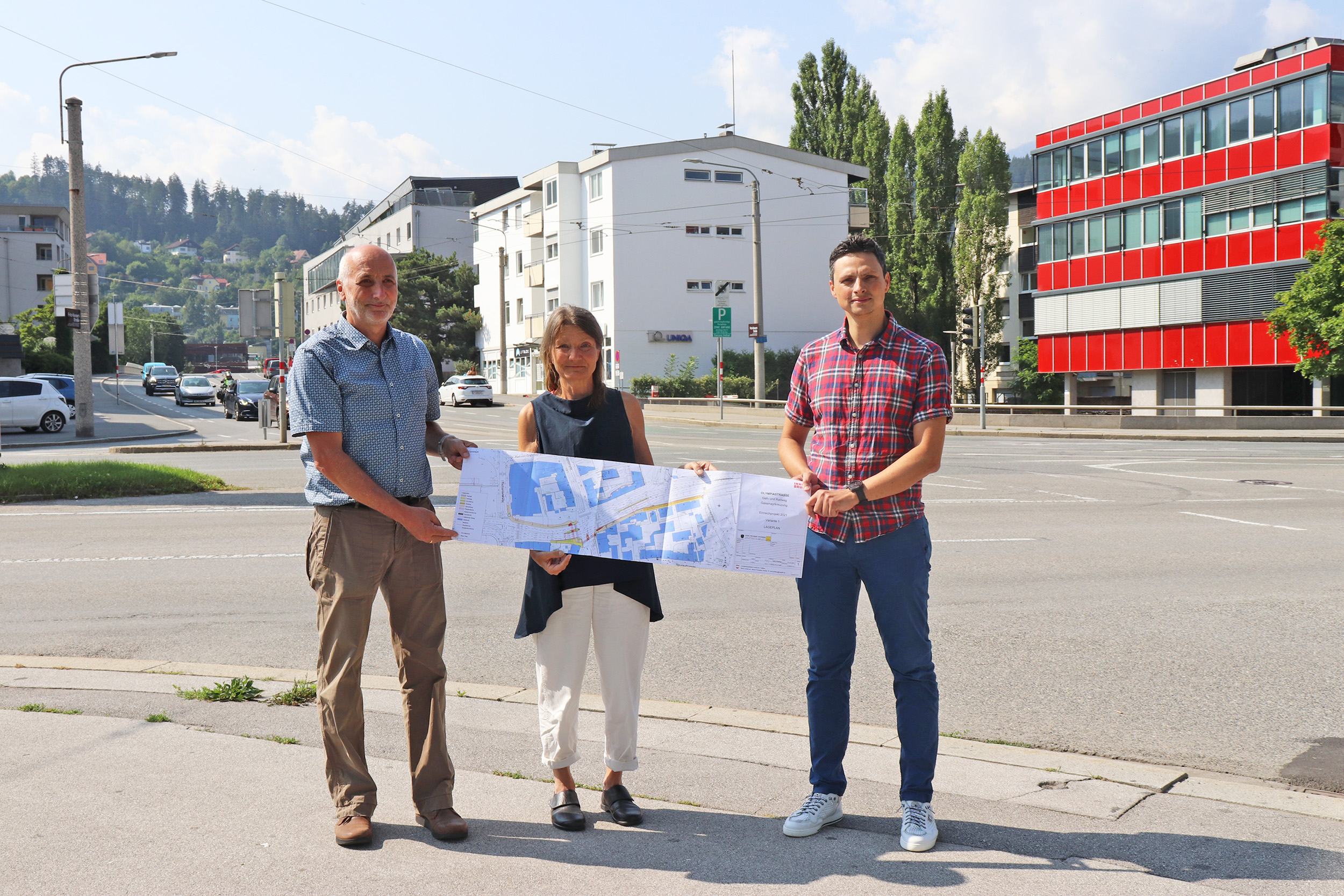 Christian Schoder (Fuß- und Radkoordination), Stadträtin Uschi Schwarzl und Florian Wolf (Amt für Tiefbau; v. l.) präsentierten die neue fahrradfreundliche Route am Südring.