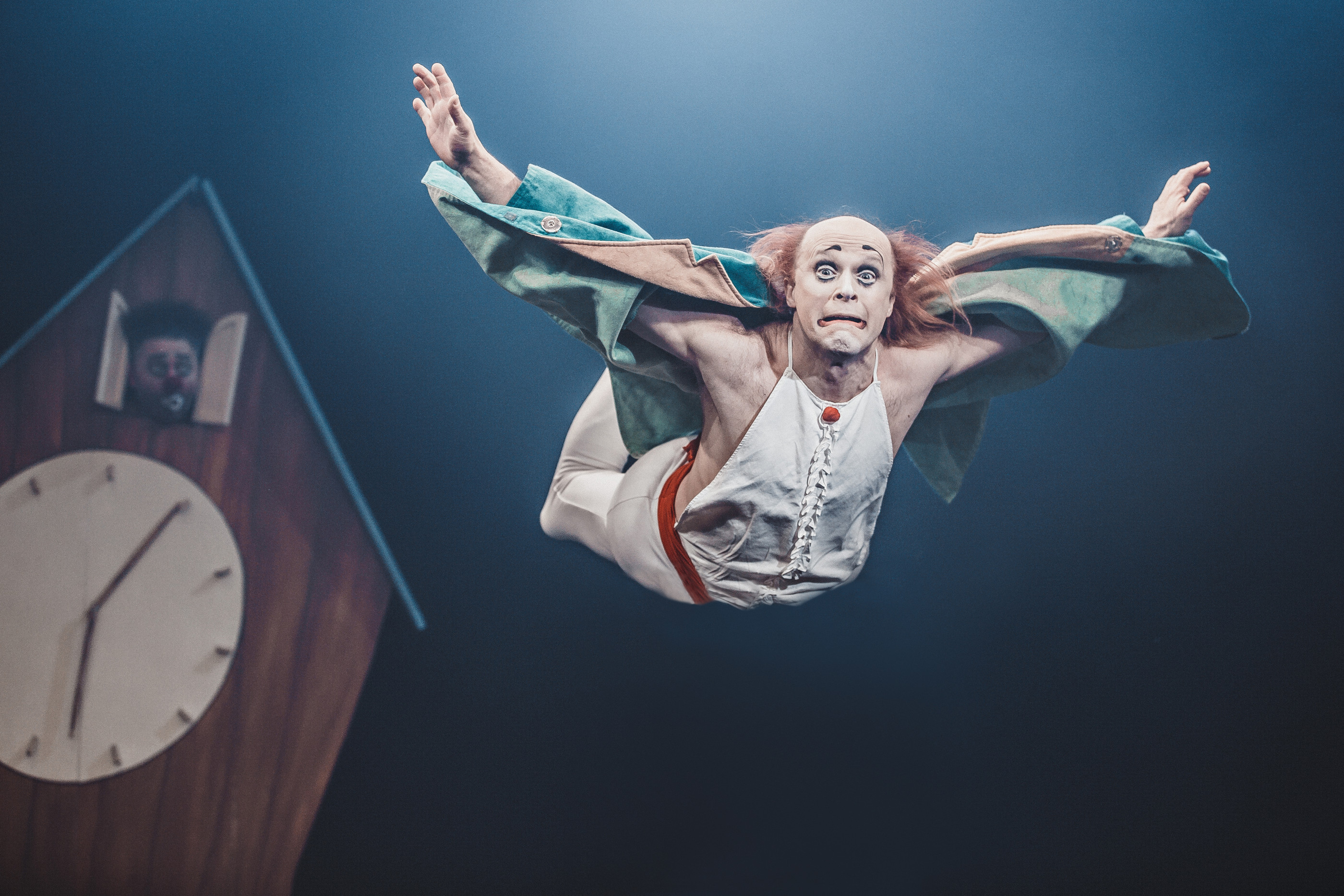 Eine Kuckucksuhr, ein Vogel und sein Besitzer: Starclown Anatoli Akerman und Christoph Schiele bringen „Kuku“ nach Innsbruck.