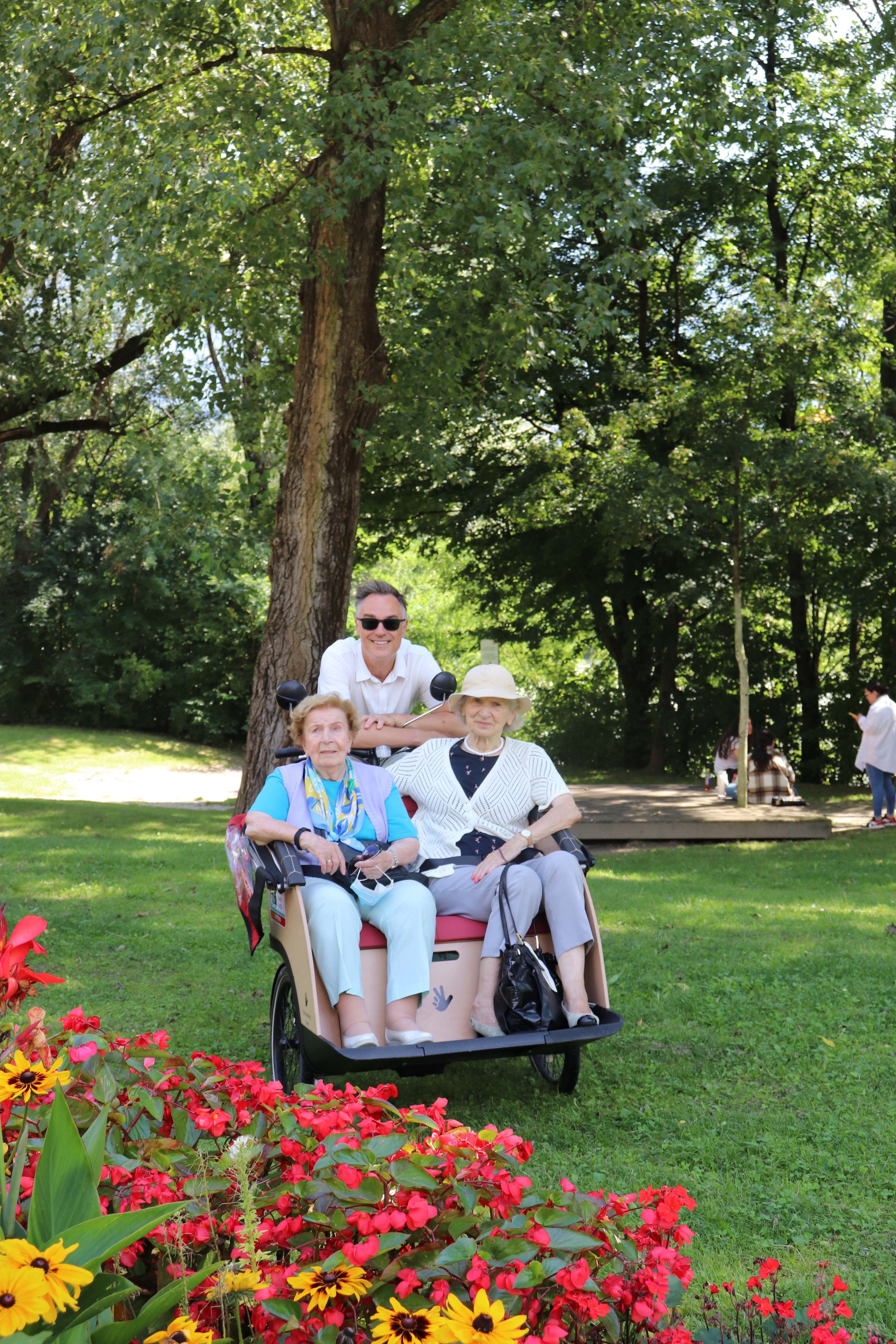 Ole Kassow (Gründer von „Radeln ohne Alter“) war selbst als Pilot beim E-Rikscha-Ausflug mit dabei.