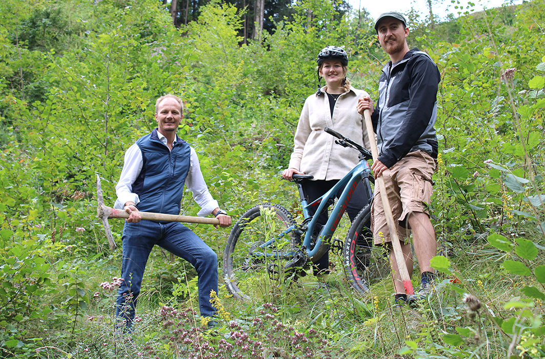 Vizebürgermeister Johannes Anzengruber gemeinsam mit David Messner (Amt „Wald und Natur“) und Verena Böhm-Hennes (Verein MTB Innsbruck) beim Spatenstich zum Stadtwaldtrail.