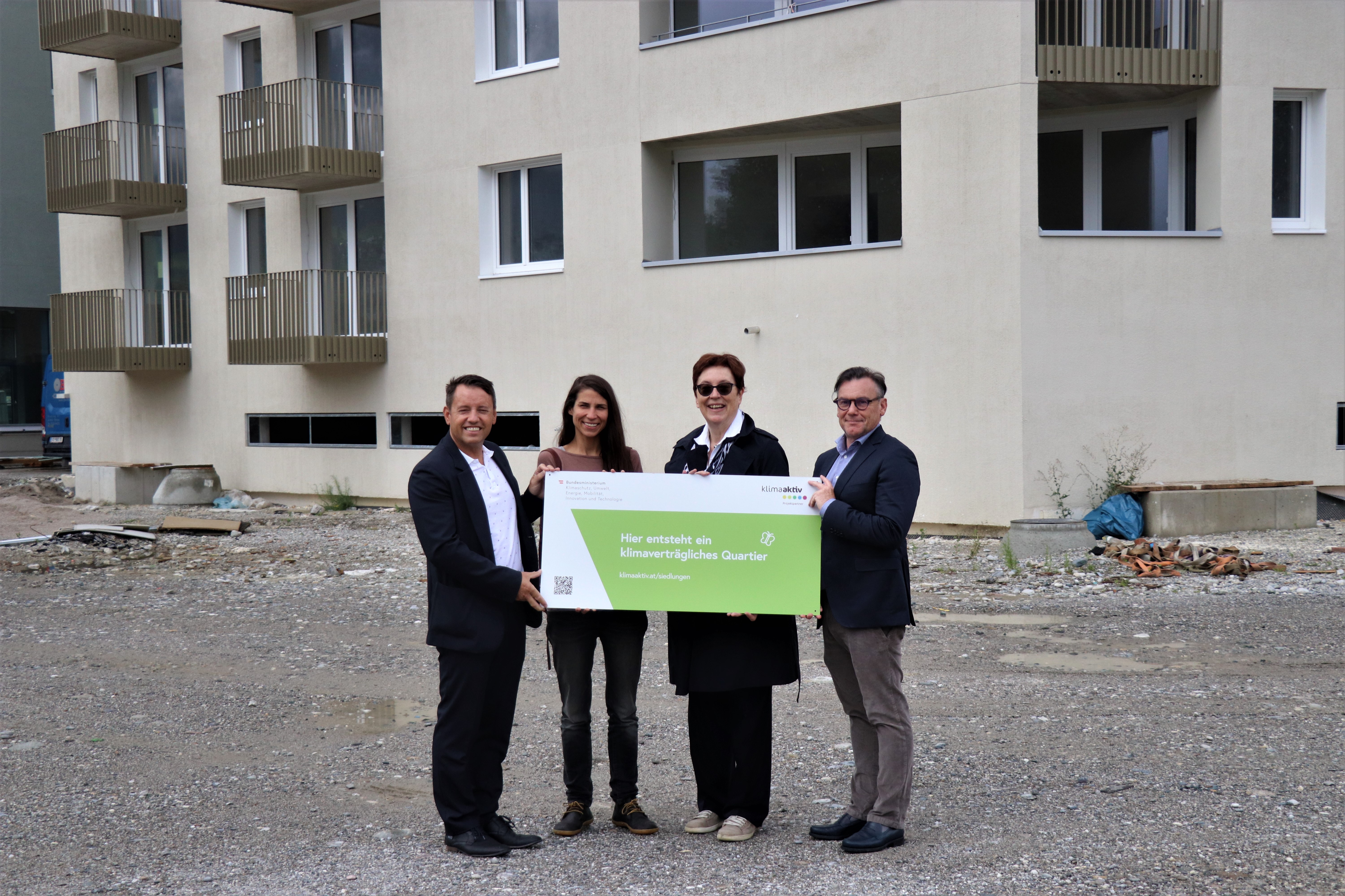 Über die Deklaration als „klimaaktives“ Bauprojekts am „Campagne-Areal“ zeigten sich von links Geschäftsführer der IIG Franz Danler, Gemeinderätin Janine Bex, die Geschäftsführerin vom Klima- und Energiefonds Theresia Vogel und der kaufmännische Geschäftsführer der neuen Heimat Tirol Markus Pollo erfreut.
