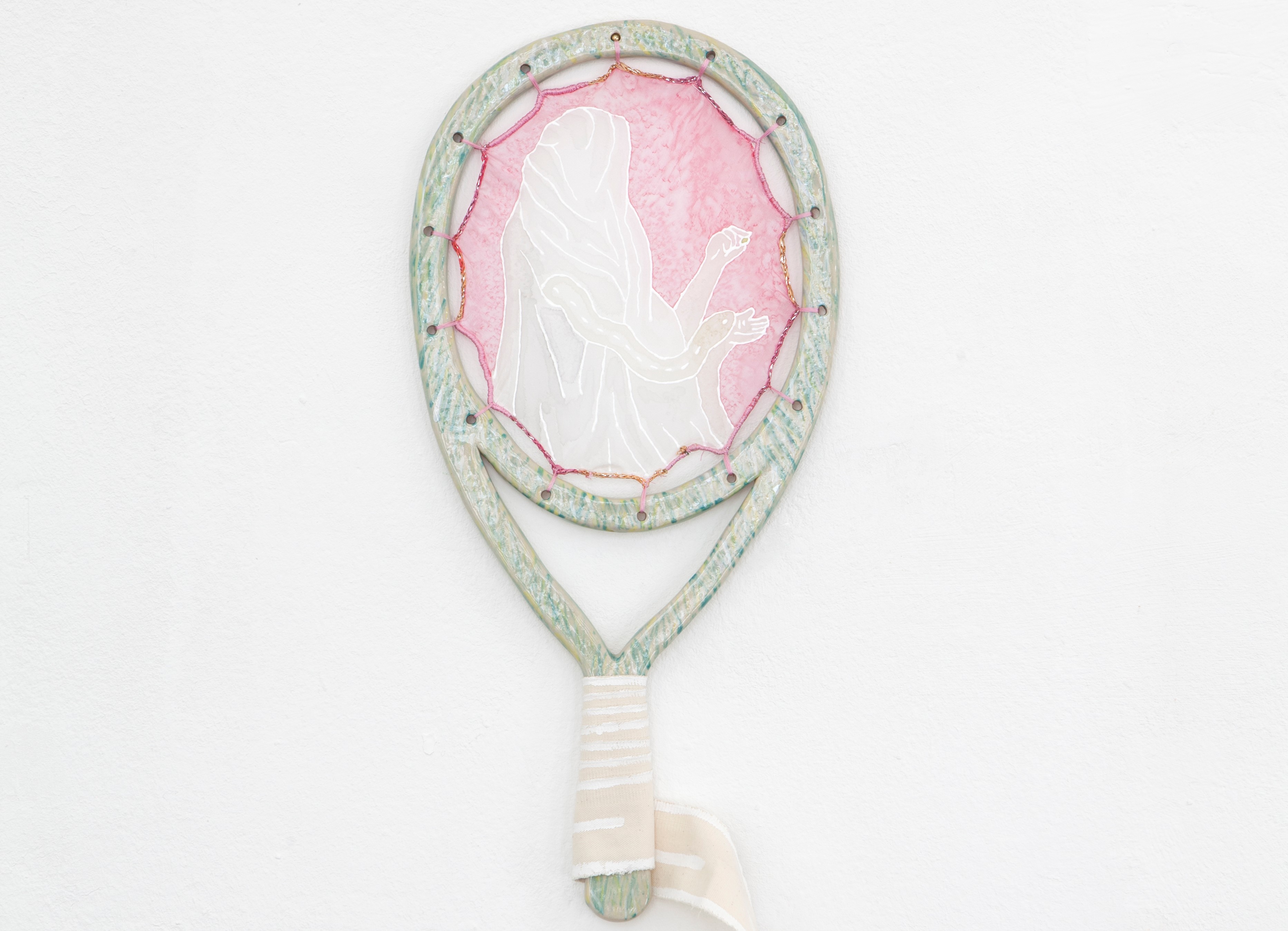 Veronika Abigail Beringer, beyond the racked veil (2021, Unterglasur-Farbe auf Steinzeug, Seide, Stoff und Acryl, 40 x 20 cm)