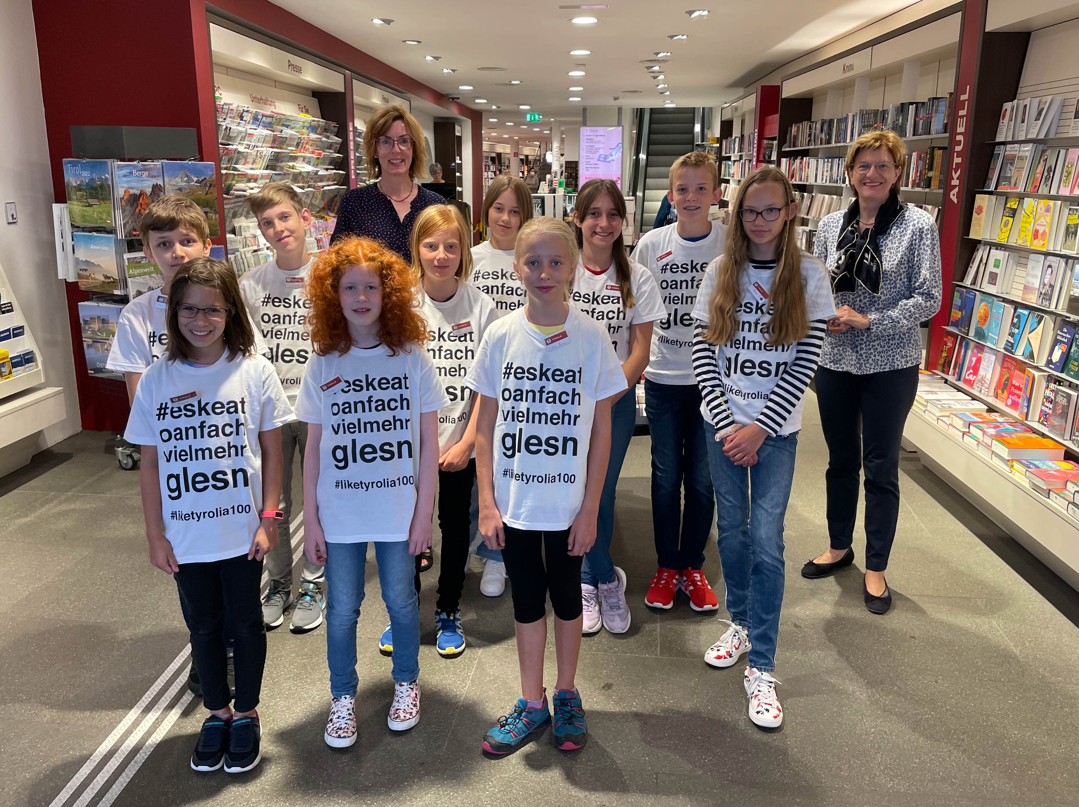 Spaß und Spannung gehören beim Innsbrucker Ferienzug zusammen. Stadträtin Christine Oppitz-Plörer (r.) überzeugte sich persönlich, wie das Programm bei den jungen KundInnen ankommt.