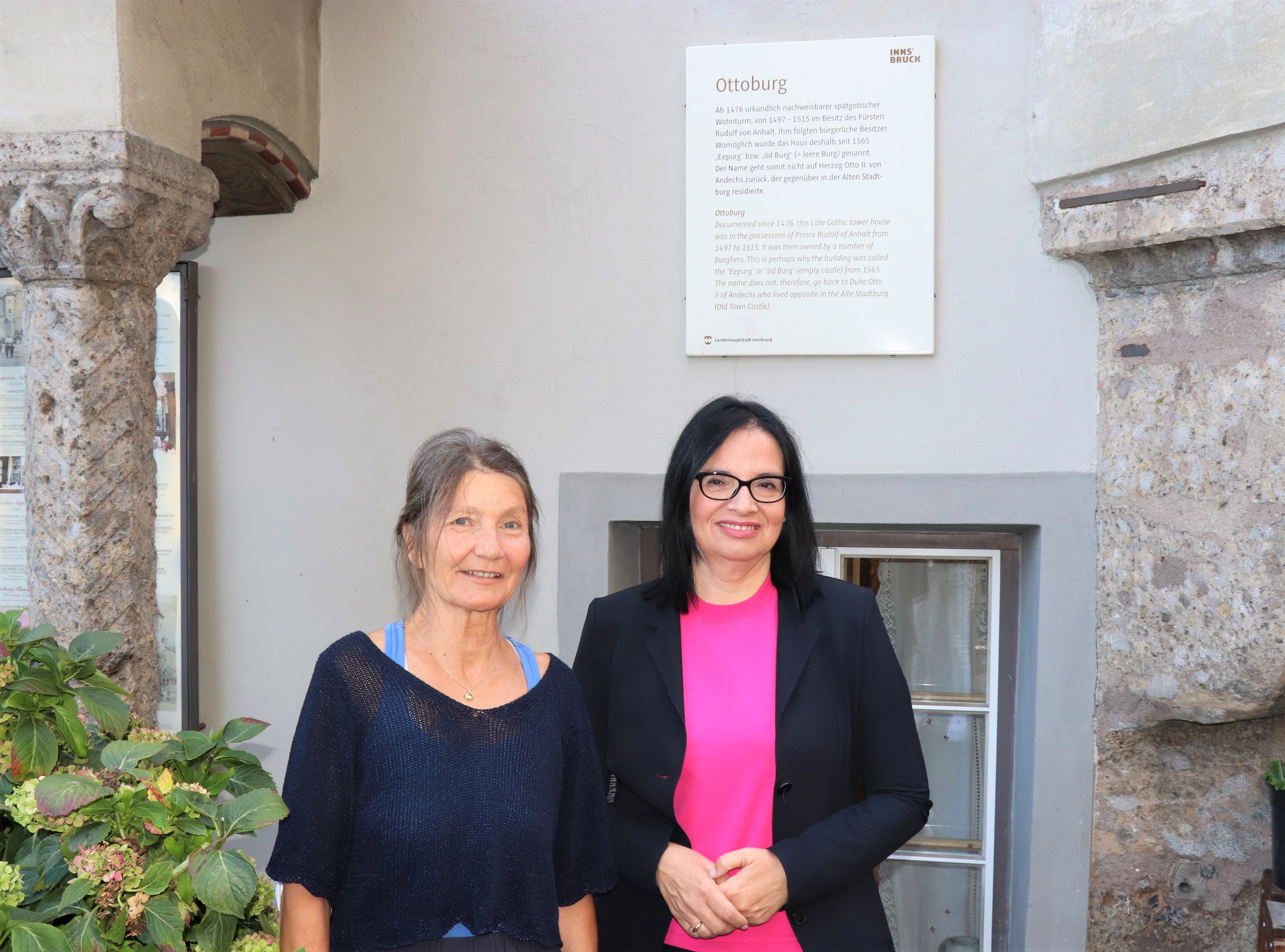 Der Besuch von Kulturstaatssekretärin Andrea Mayer (re.) zur Eröffnung der Schwazer Klangspuren wurde mit einem gemeinsamen Mittagessen mit Kulturstadträtin Uschi Schwarzl (li.) verbunden. Zum gemütlichen Beisammensein mit lukullischen Genüssen in der Ottoburg wurde auch die Arbeitsgruppe Kulturstrategie 2030 geladen. Bei angeregten Gesprächen über die Kulturstrategie Innsbruck 2030 und die geplante Bundes-Kulturstrategie nutzten die Anwesenden die Zusammenkunft um künftige Projekte auszuarbeiten und sich über den Erfolg des heurigen Kultursommers zu freuen.