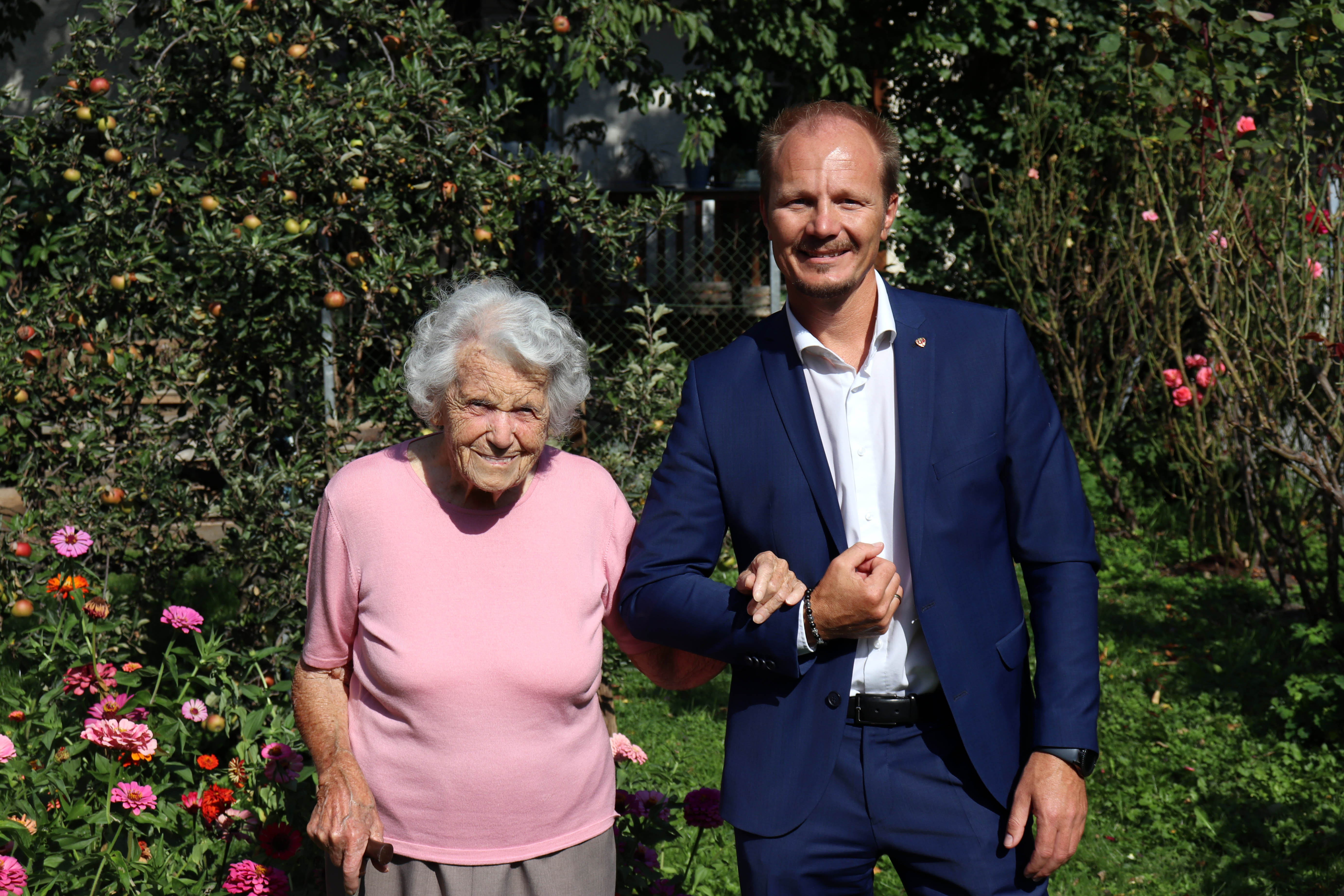 Ihr Garten ist Elsa Roilos ganzer Stolz. Durch diesen führte sie auch Vizebürgermeister Johannes Anzengruber bei seinem Besuch anlässlich ihres 106. Geburtstags