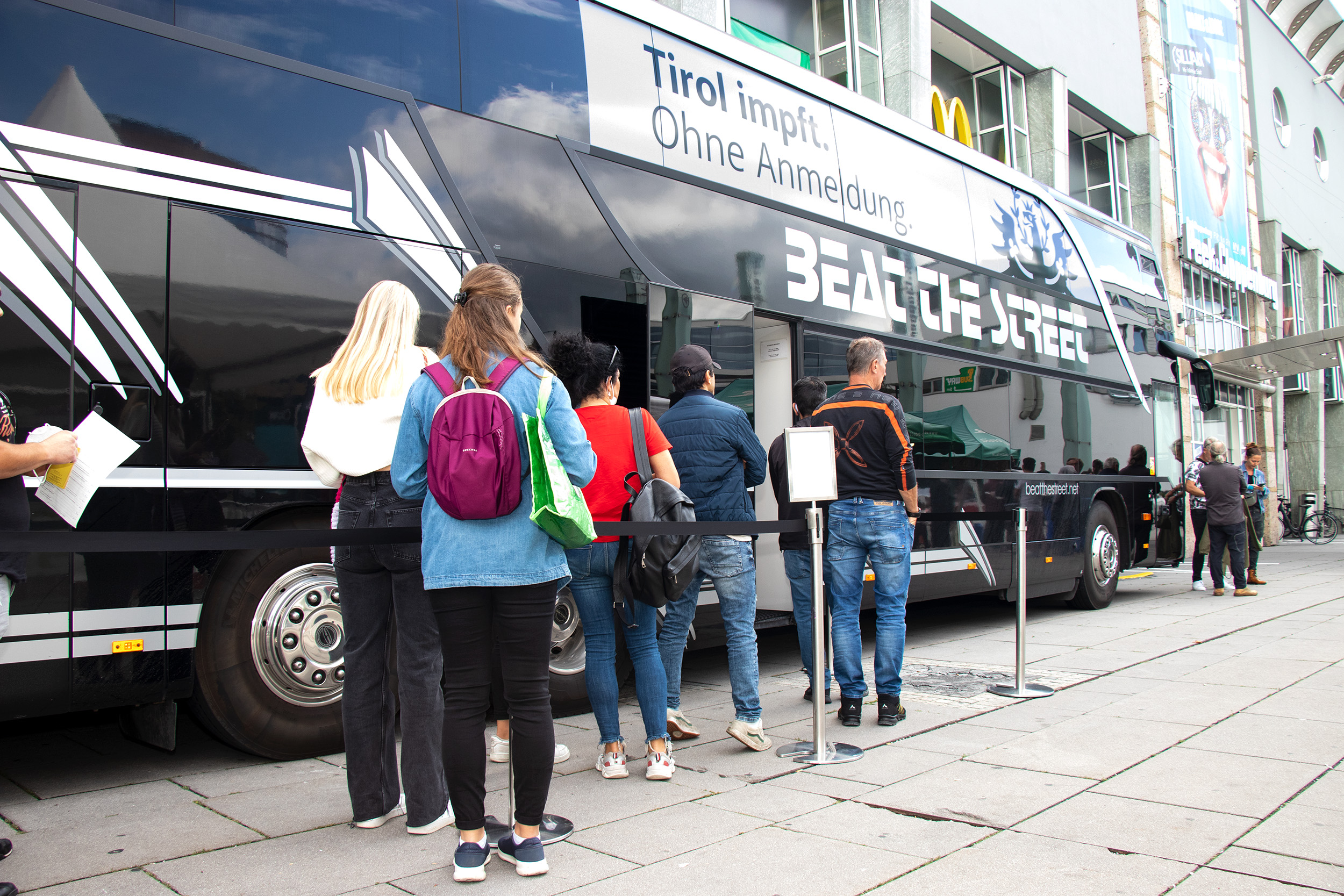 Derzeit gibt es, wie beim mobilen Impf-Bus des Landes Tirol einige Möglichkeiten, sich unkompliziert und ohne Anmeldung impfen zu lassen.