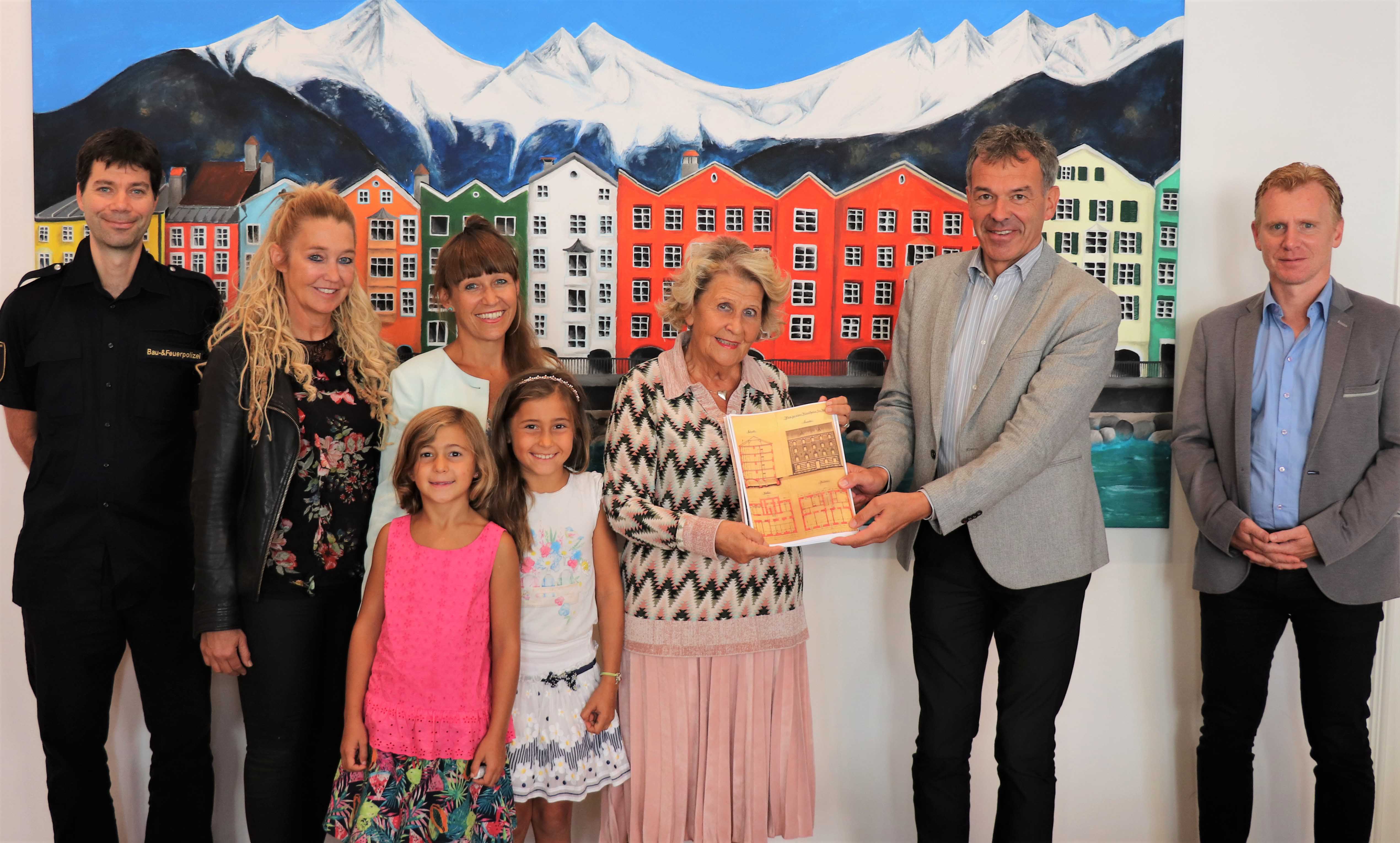 Gemeinsam mit ihren beiden Töchtern und den beiden Enkelinnen übergab Frau Renate Haberzettl (Mitte), die Eigentümerin vom Gebäude Bürgerstraße 28, offiziell eine Kopie der alten Pläne des Familienhauses Bürgermeister Georg Willi (Mitte). Die aus dem Jahr 1887 stammenden Pläne sind besonders gut erhalten und dokumentieren, wie das betreffende Stadtgebiet früher ausgesehen hat. Bei der Überreichung waren auch die beiden Vertreter der Bau- und Feuerpolizei Christian Kugler (re.) und Manfred Hirsch (li.) dabei, die sich über die besonders gut erhaltenen Pläne erfreuten.
