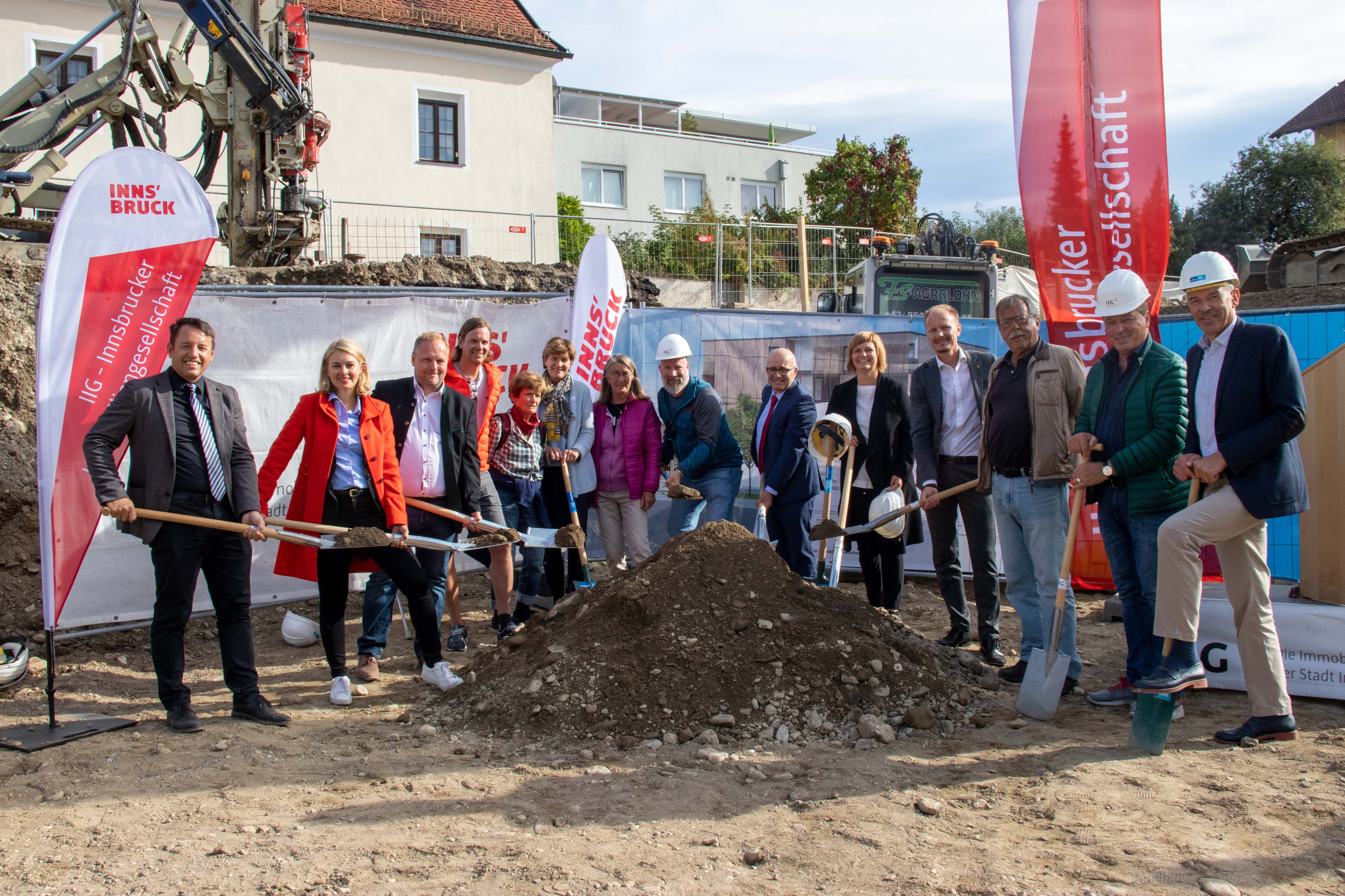 Franz Danler (IIG-Geschäftsführer; v.l.n.r.) freute sich gemeinsam mit Stadträtin Elisabeth Mayr, GR Lucas Krackl (Ausschussvorsitzender "Stadtentwicklung, Wohnbau und Projekte"), Stephan Kaltschmid und Franceska Kozubowski (beide Unterausschuss Igls), Stadträtin Christine Oppitz-Plörer, Maria Zimak und Herwig Zöttl (beide Unterausschuss Igls), GR Markus Stoll, GRin Renate Krammer-Stark, Vizebürgermeister Johannes Anzengruber, GR Gerhard Fritz, GR Helmut Buchacher und Bürgermeister Georg Willi über den Start des Neubaus.
