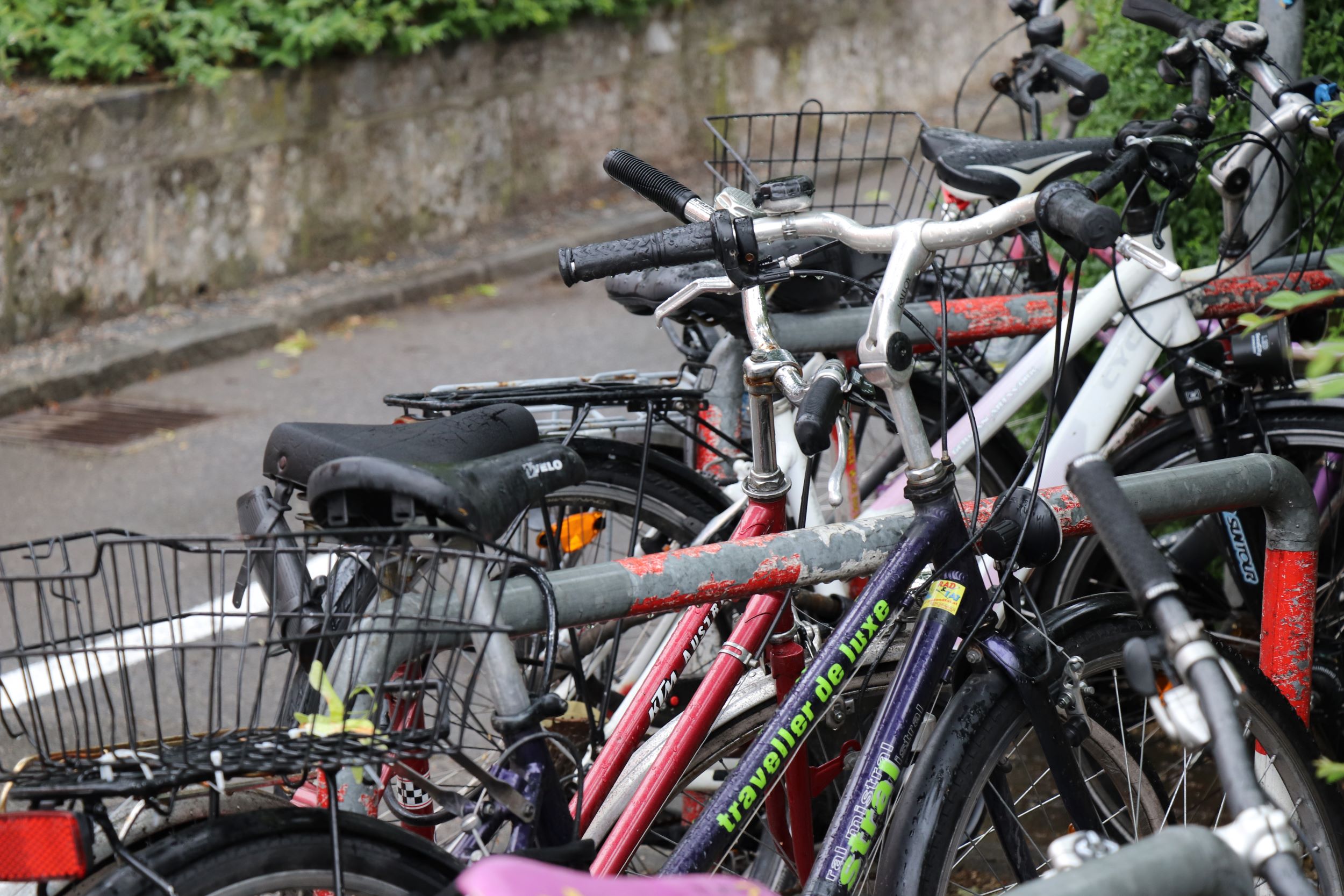 Vor allem in der Innsbrucker Innenstadt sammeln sich mit der Zeit schrottreife Fahrräder an, die nun von den MitarbeiterInnen des städtischen Straßenbetriebs im Rahmen der Radeinsammelaktion abgeholt werden.