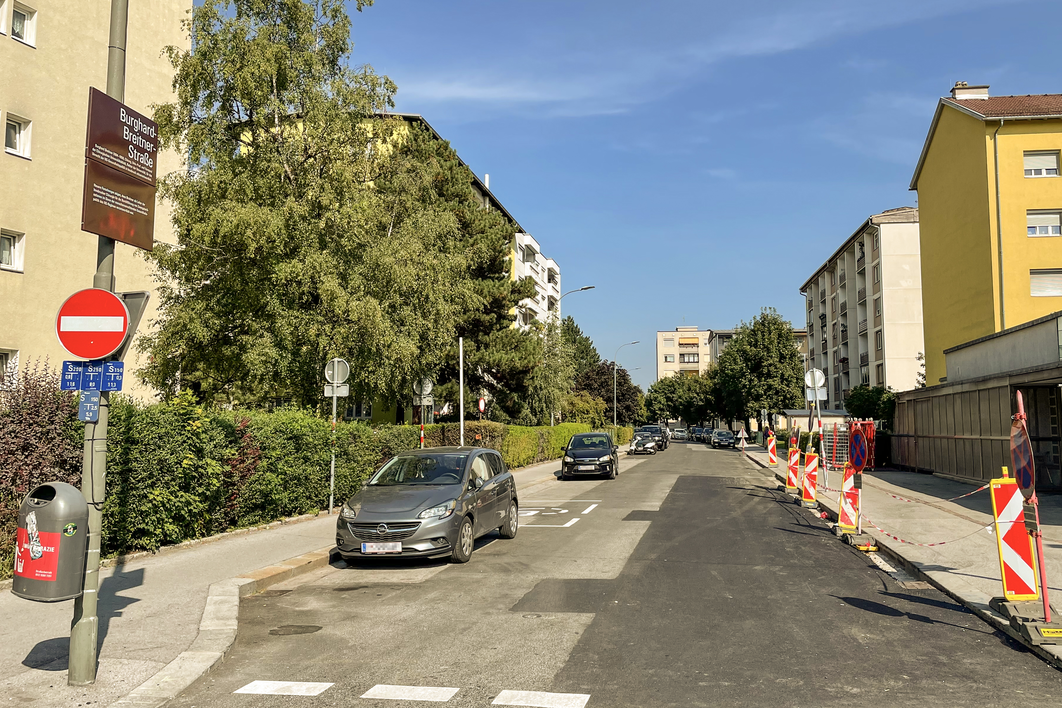 Das Straßenschild der Burghard-Breitner-Straße in der Reichenau wurde mit einer Hinweistafel versehen.