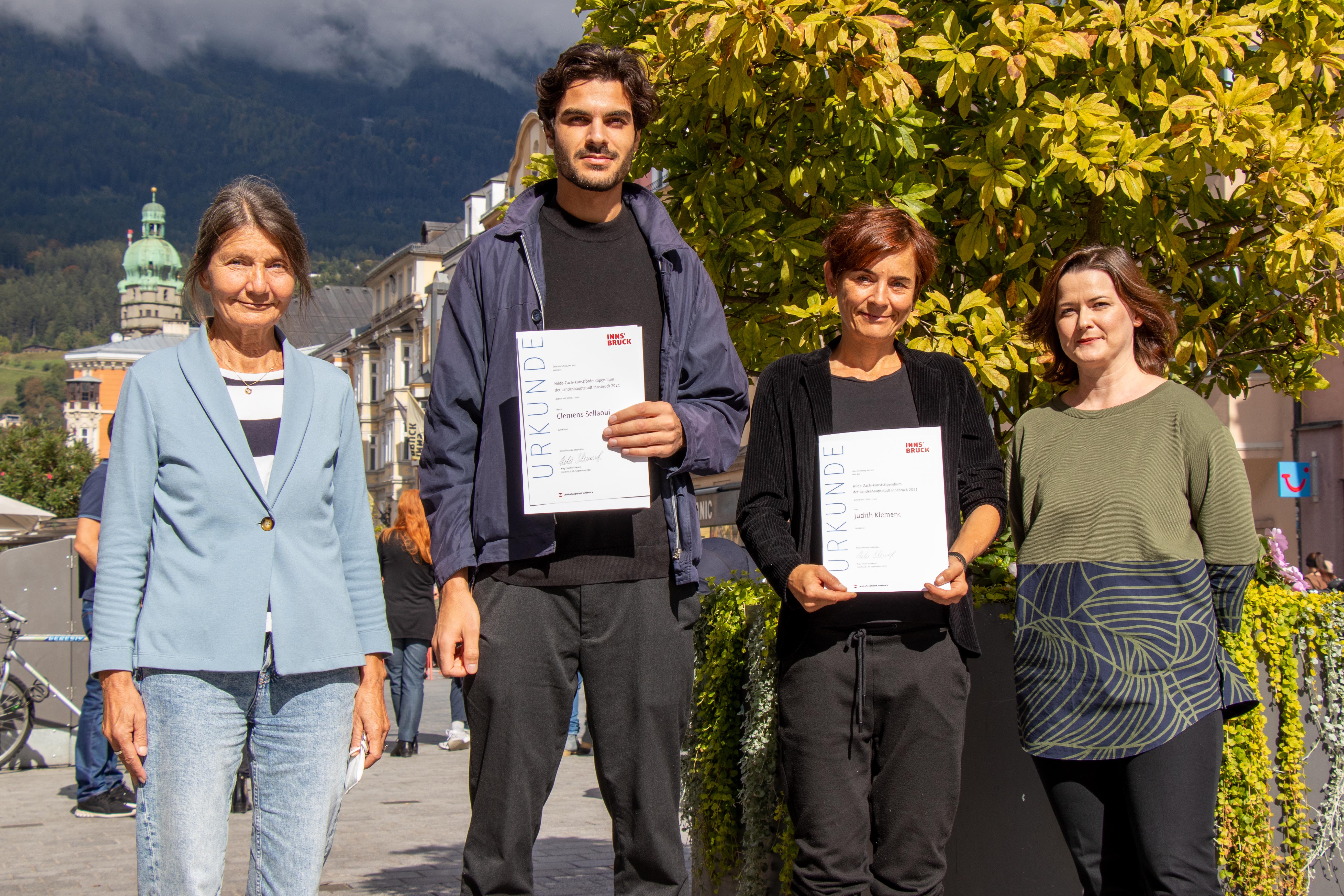 Verleihung der Hilde-Zach-Kunststipendien 2021: Judith Klemenc (2.v.r.) erhält das mit 7.000 Euro dotierte Hilde-Zach-Kunststipendium, Clemens Sellaoui nimmt das Hilde-Zach-Kunstförderstipendium in der Höhe von 3.000 Euro entgegen. Kulturstadträtin Uschi Schwarzl (l.) und Natalie Pedevilla (Bildende Kunst und Kulturprojekte) gratulierten.