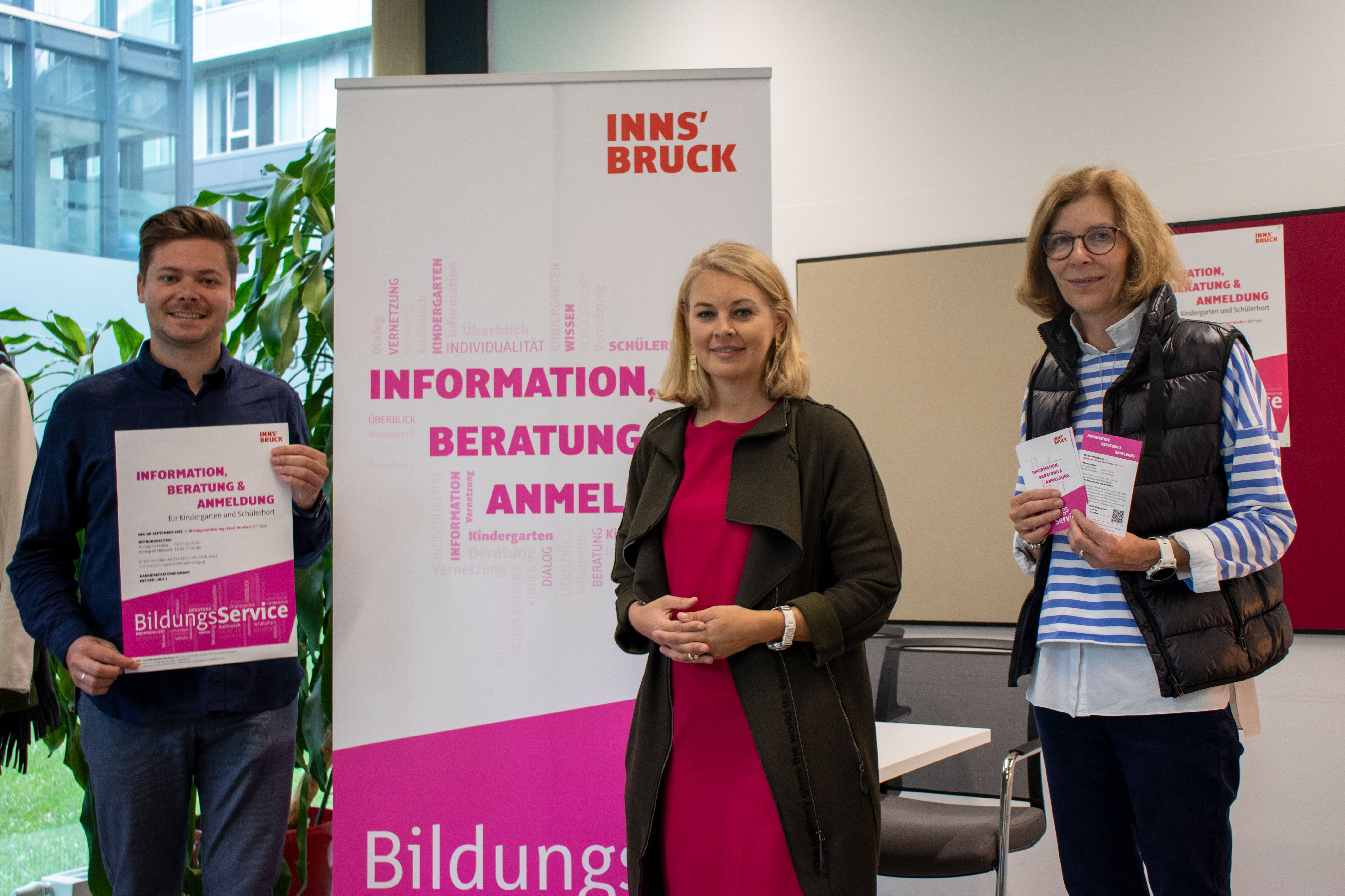 Koordinator der Bildungsservicestelle, Daniel Bonora-Burgstaller, Bildungsstadträtin Elisabeth Mayr und Leiterin des Amtes für Kinder, Jugend, Generationen, Martina Zabernig (v.l.n.r.), berichteten über den erfolgreichen ersten Monat und geplante Weiterentwicklungen in der Servicestelle.