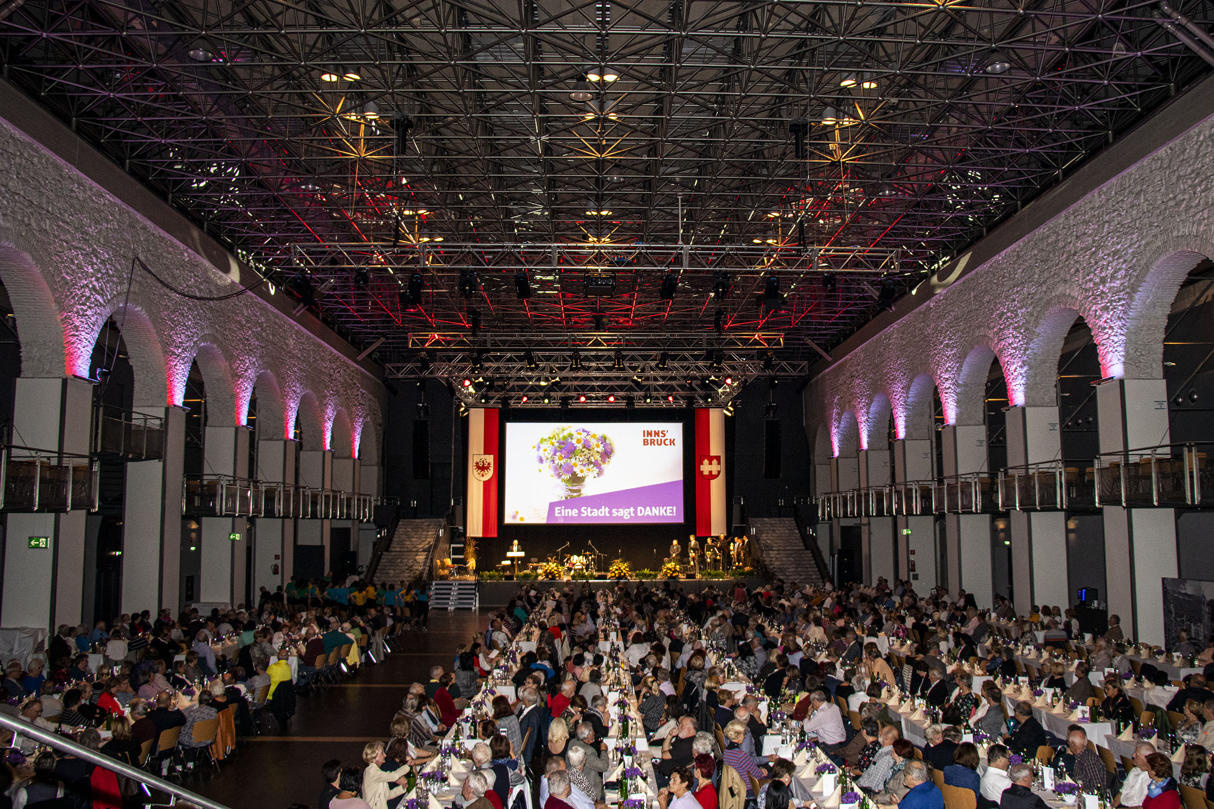 Mehr als 1.000 Gäste kamen 2019 zum "Eine Stadt sagt Danke"-Fest in die Dogana des Congress Innsbruck. Heuer muss die Feier covid-bedingt auf 2022 verschoben werden.