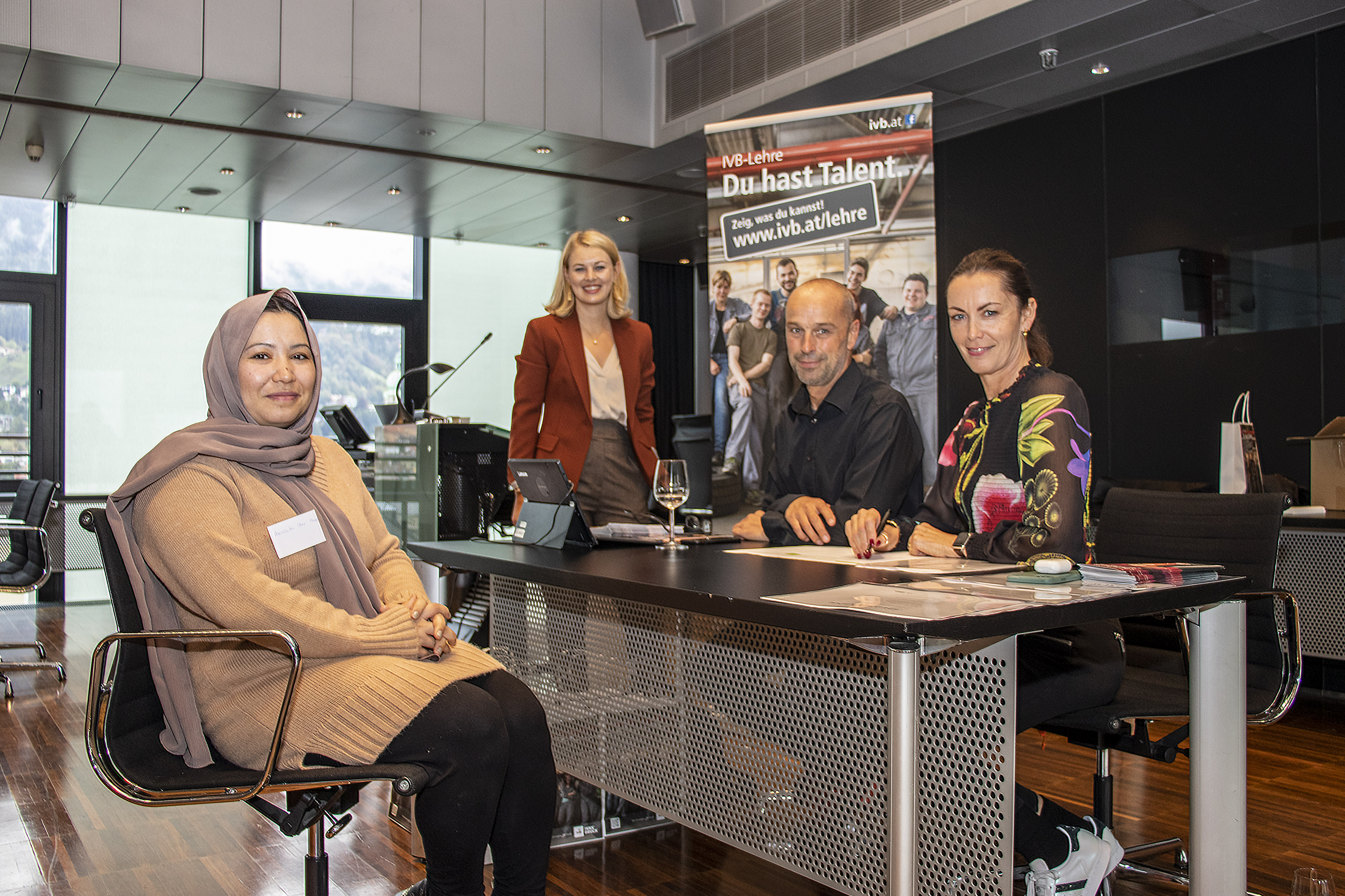 Auch am Stand der IVB wurden Asylberechtigte informiert. Integrationsstadträtin Elisabeth Mayr (2.v.l.) freute sich über das rege Interesse.
