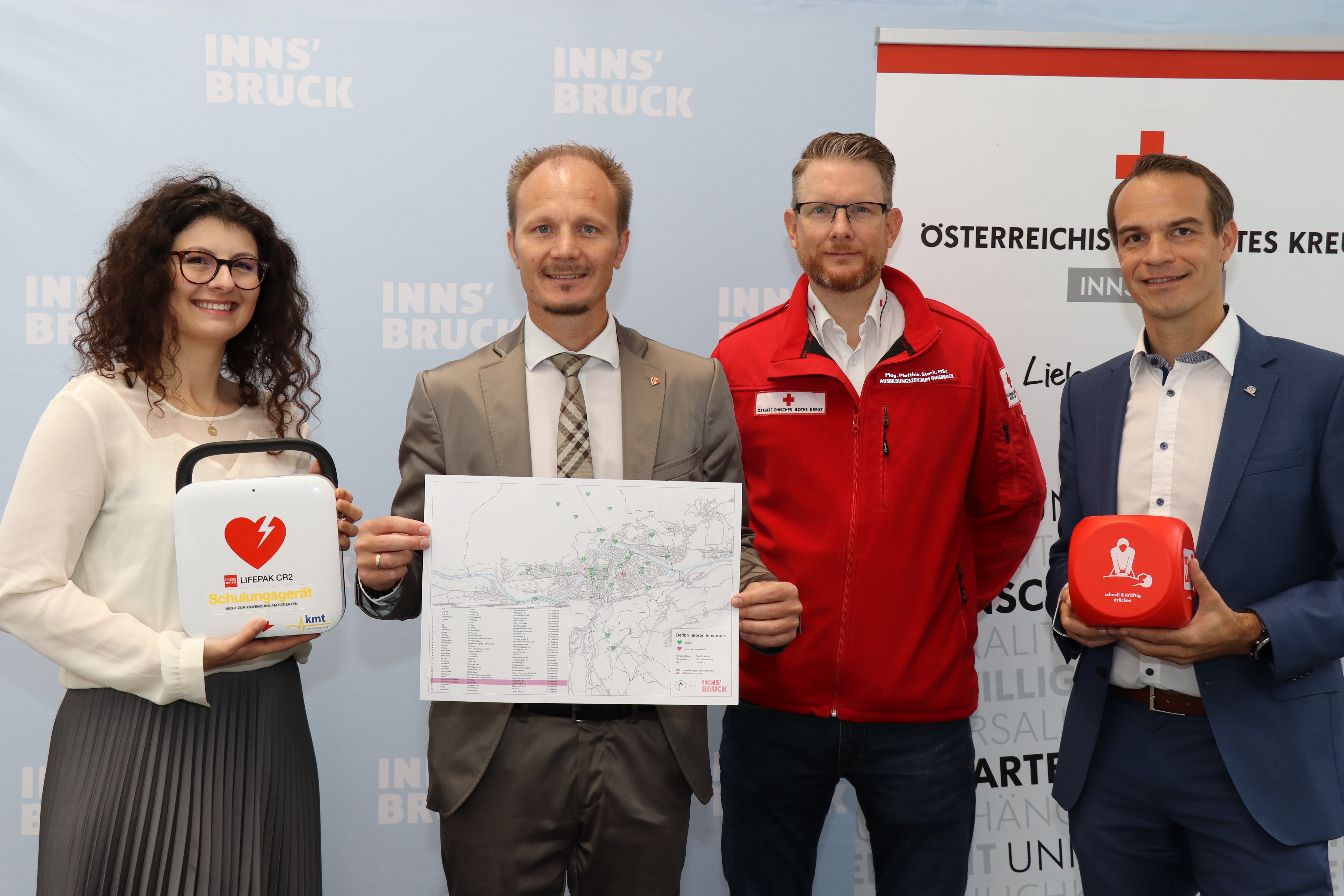 Laden zum großen „HERZsicher“-Fest am 16. Oktober in der Maria-Theresien-Straße ein: Vizebürgermeister Johannes Anzengruber (2. v.l.), mit Laura-Lisa Mölk (MPREIS), Mag. Matthias Stark (Leiter des Ausbildungszentrums Innsbruck, Österreichisches Rotes Kreuz) und UNIQA-Landesdirektor Michael Zentner.