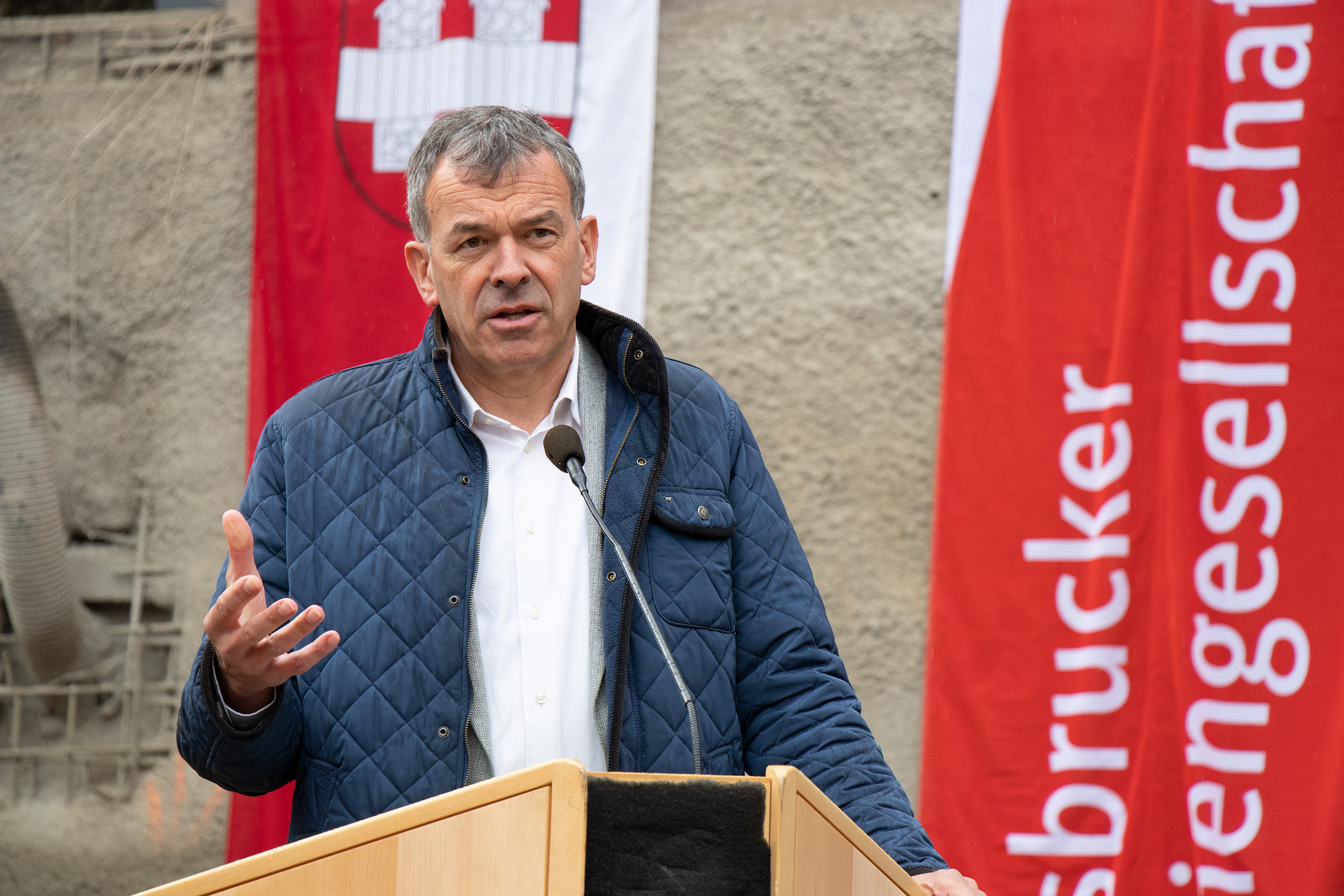 Bürgermeister Georg Willi äußerte Verständnis für die Sorgen der verbliebenen Eichhof-MieterInnen.