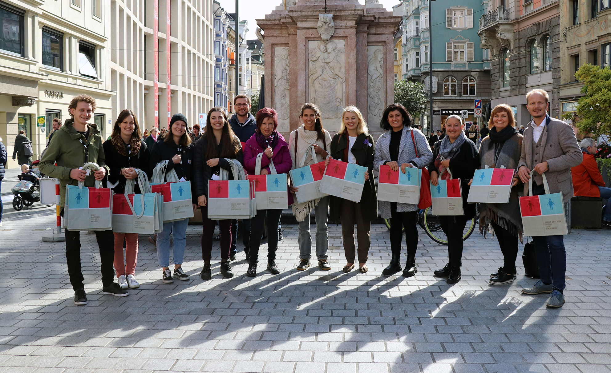 VertreterInnen einiger Gemeinderatsfraktionen rund um Frauenstadträtin Elisabeth Mayr (5. v. r.) sowie Vizebürgermeister Johannes Anzengruber (r.) sowie aus dem Referat Frauen und Generationen um Uschi Klee machten mit einer Taschen-Verteilaktion in der Maria-Theresien-Straße auf den diesjährigen Equal-Pay-Day aufmerksam