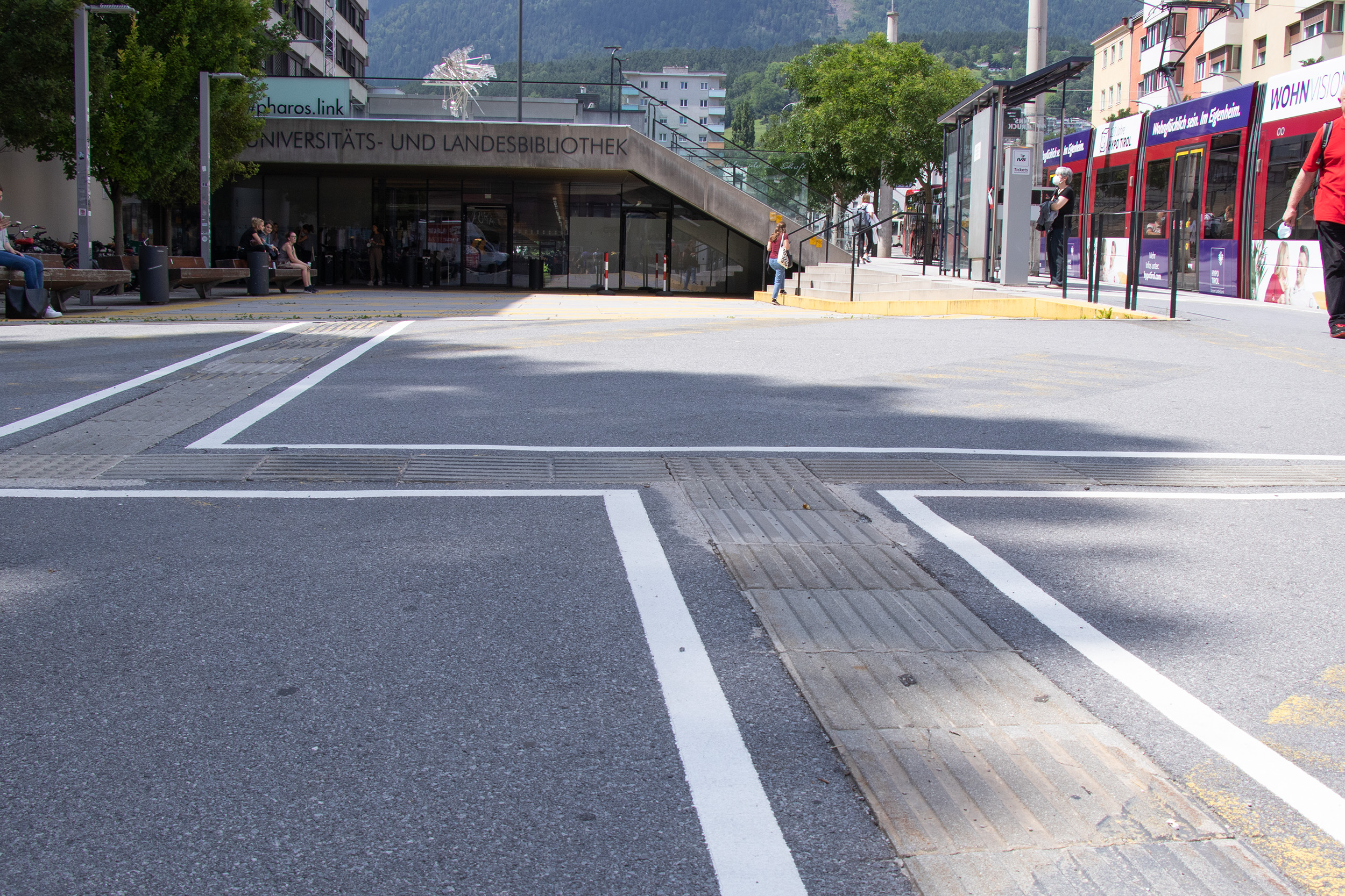 Die zusätzlichen Markierungen sorgen für bessere Orientierung sehbehinderter Menschen.