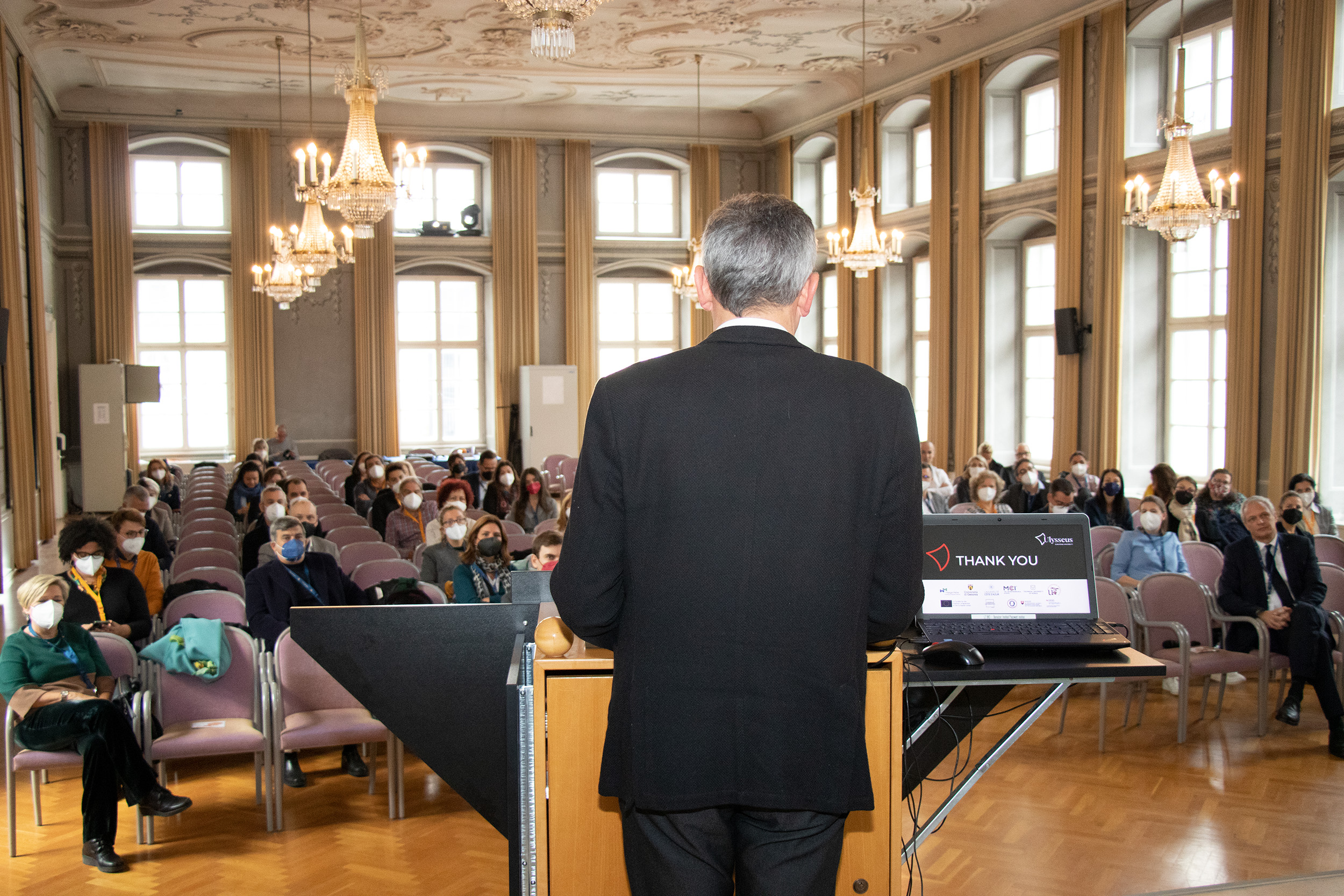 Wie können sich Universitäten über Landesgrenzen hinweg digital und "in echt" besser vernetzen? Darum dreht sich das europäische Projekt "Ulysseus", das sechs europäische Hochschulen Ende 2020 gestartet haben: die Universitäten Sevilla (Spanien), Genua (Italien), Cote d'Azur (Frankreich), die Technische Universität Kozice (Slowakei), die Haaga-Helia Hochschule Helsinki (Finnland) und das Management Center Innsbruck (MCI) - die unternehmerische Hochschule. Bei einem Treffen in Innsbruck wurden die bisher bei Online-Konferenzen erzielten Ergebnisse diskutiert. Im Mittelpunkt stand das Thema Mobilität. 163.500 Studierende und mehr als 19.000 MitarbeiterInnen sollen von dem internationalen Austausch profitieren. Bürgermeister Georg Willi begrüßte die rund 60 TeilnehmerInnen gemeinsam mit Siegfried Walch vom MCI, Rektor Miguel Angel Castro Arroyo von der Universität Sevilla und Projektkoordinatorin Carmen Vargas (v.l.).
(WG)