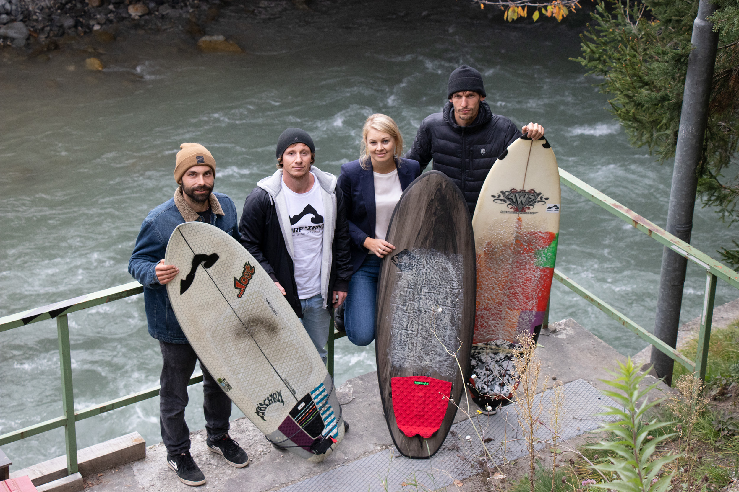 Eine Welle für Innsbruck hat sich eine Gruppe Surfsport-Begeisterter zum Ziel gesetzt. Nach harter Vorarbeit, vielen Gesprächen und mit Unterstützung durch die Stadt und die Innsbrucker Kommunalbetriebe AG (IKB) konnte nun ein perfekter Platz dafür gefunden werden. Mit Hilfe einer verstellbaren Wellenrampe ist das Surfen hier möglich. Sportstadträtin Elisabeth Mayr zeigte sich bei einer Besichtigung mit Matthias Zebisch, Ilja Kunz und Daniel Rechberger-Stillebacher (v.l.) vom Verein Surf’Inn begeistert. Wer es selbst ausprobieren will, kann sich direkt an den Verein wenden: www.surfinn.at.
(NL)