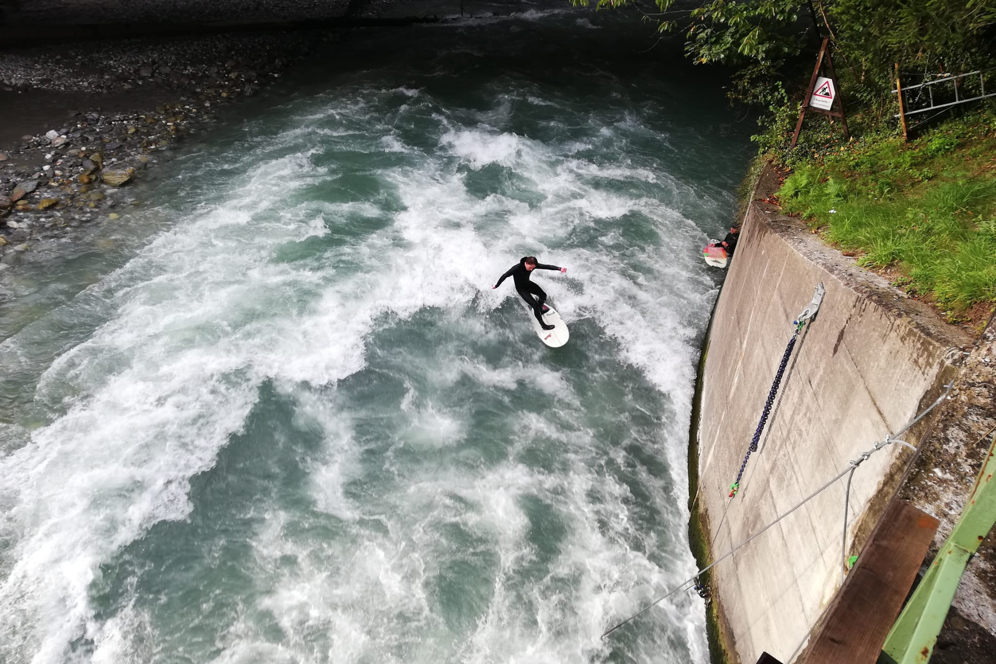 Eine Welle für Innsbruck hat sich eine Gruppe Surfsport-Begeisterter zum Ziel gesetzt. Nach harter Vorarbeit, vielen Gesprächen und mit Unterstützung durch die Stadt und die Innsbrucker Kommunalbetriebe AG (IKB) konnte nun ein perfekter Platz dafür gefunden werden. Mit Hilfe einer verstellbaren Wellenrampe ist das Surfen hier möglich. Sportstadträtin Elisabeth Mayr zeigte sich bei einer Besichtigung mit Matthias Zebisch, Ilja Kunz und Daniel Rechberger-Stillebacher (v.l.) vom Verein Surf’Inn begeistert. Wer es selbst ausprobieren will, kann sich direkt an den Verein wenden: www.surfinn.at.
(NL)