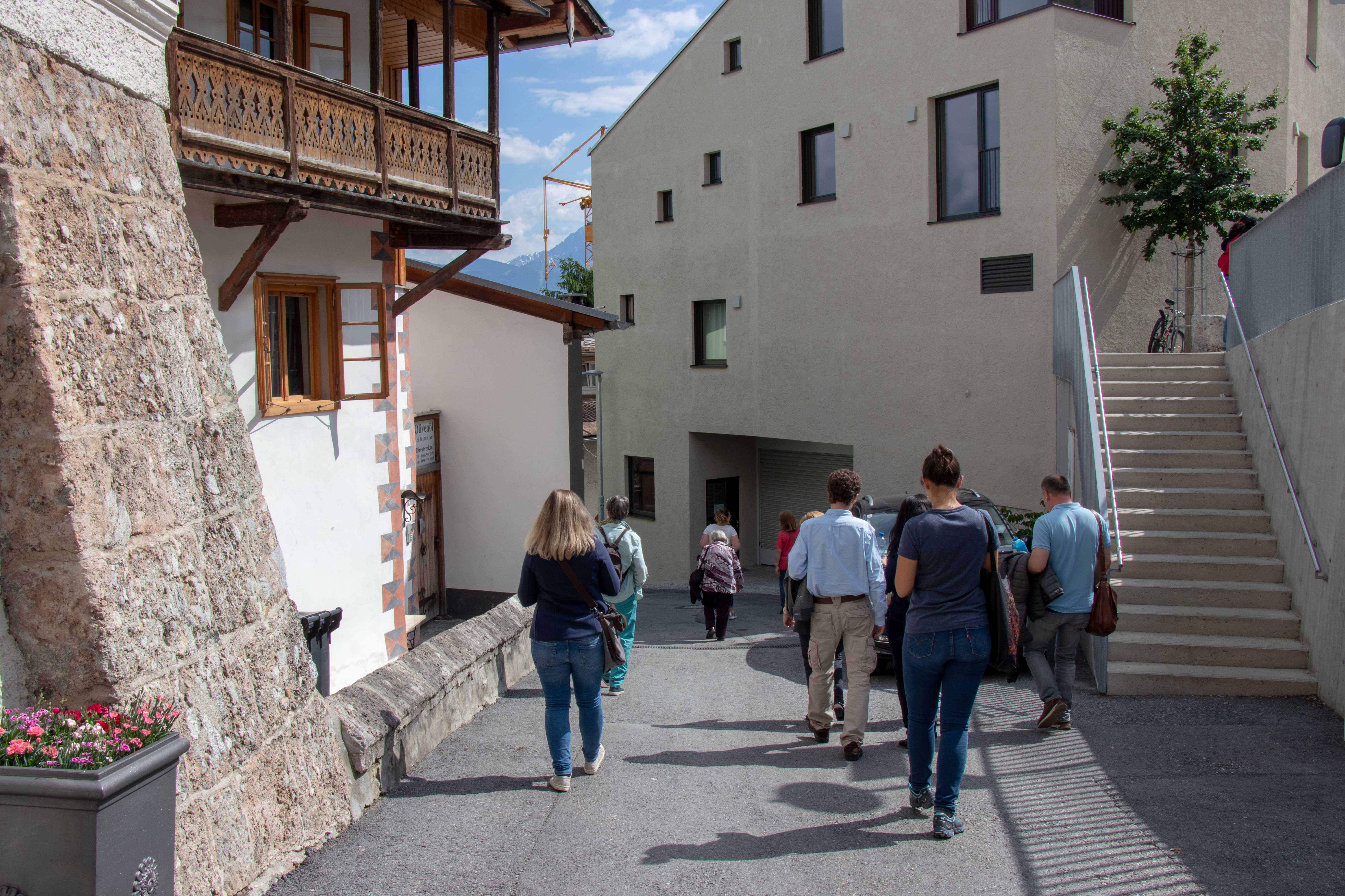 Neues entdecken und Geschichte erfahren: Die Stadtspaziergänge, wie hier in St. Nikolaus, laden ein, sich auf den Spuren der Migration zu bewegen.
