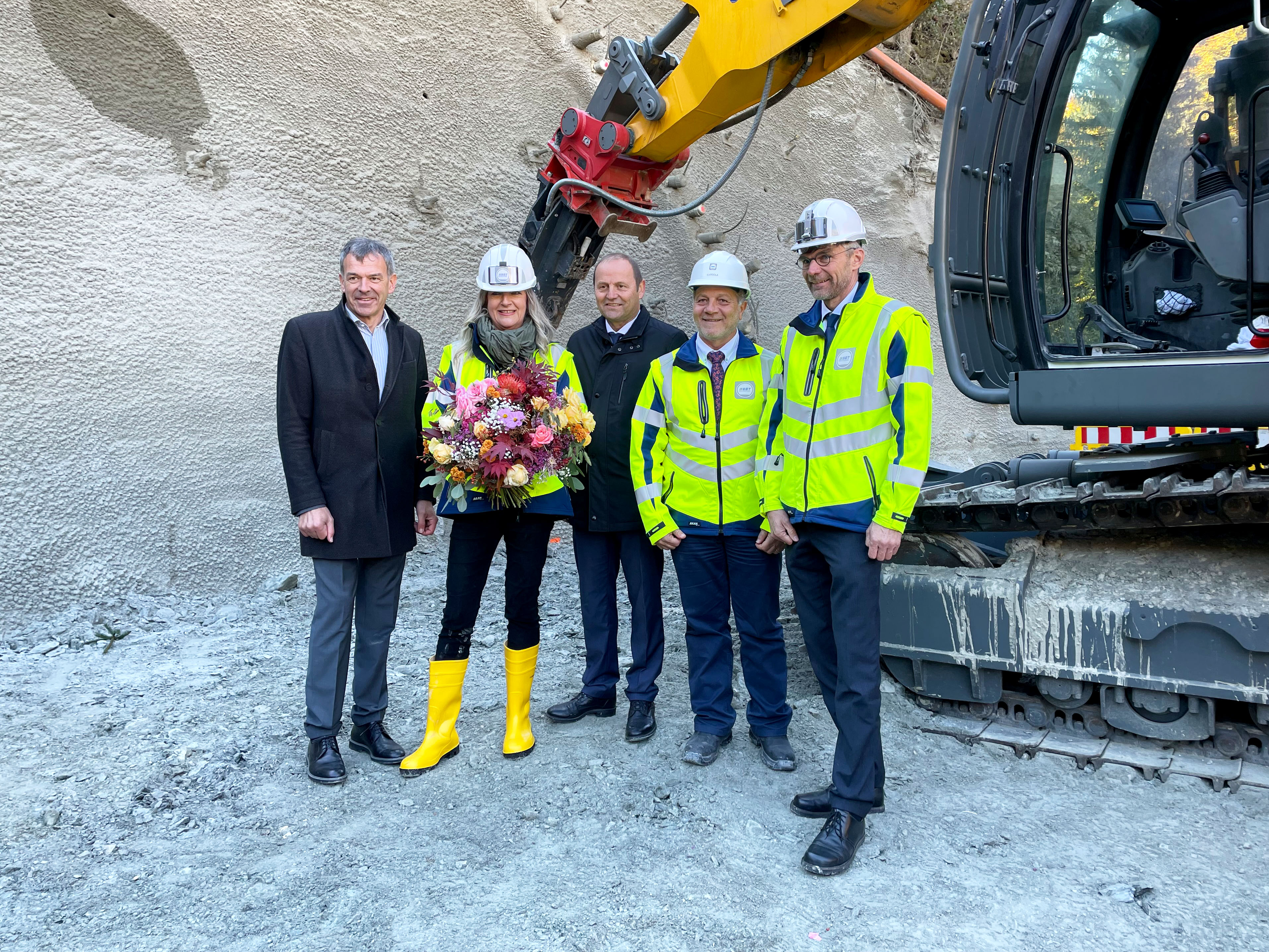 Im August 2020 begannen die Bauarbeiten an jenem Teilstück des Brennerbasistunnels (BBT), das den BBT an den Hauptbahnhof Innsbruck anbindet. Nun erfolgte der offizielle Anstich des westlichen Haupttunnels in der Sillschlucht mit (v.l.) Bürgermeister Georg Willi, Tunnelpatin Katharina Willi, Landeshauptmann-Stellvertreter Josef Geisler und den beiden Vorständen der Brennerbasistunnelgesellschaft BBT SE, Gilberto Cardola und Martin Gradnitzer.