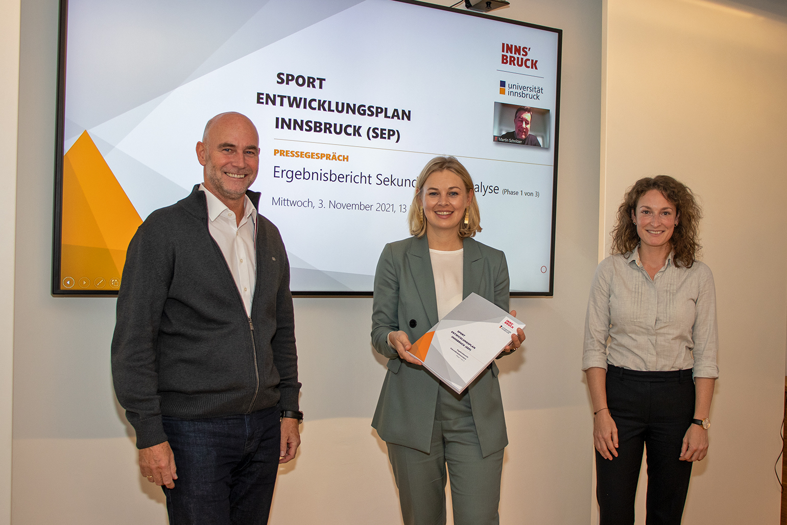 Sportstadträtin Elisabeth Mayr, Sportamtsleiter Romuald Niescher, Sabrina Scheiber (ISW, r.) sowie Martin Schnitzer (ISW, per Videokonferenz) informierten über die ersten Ergebnisse des Sportentwicklungsplanes.
