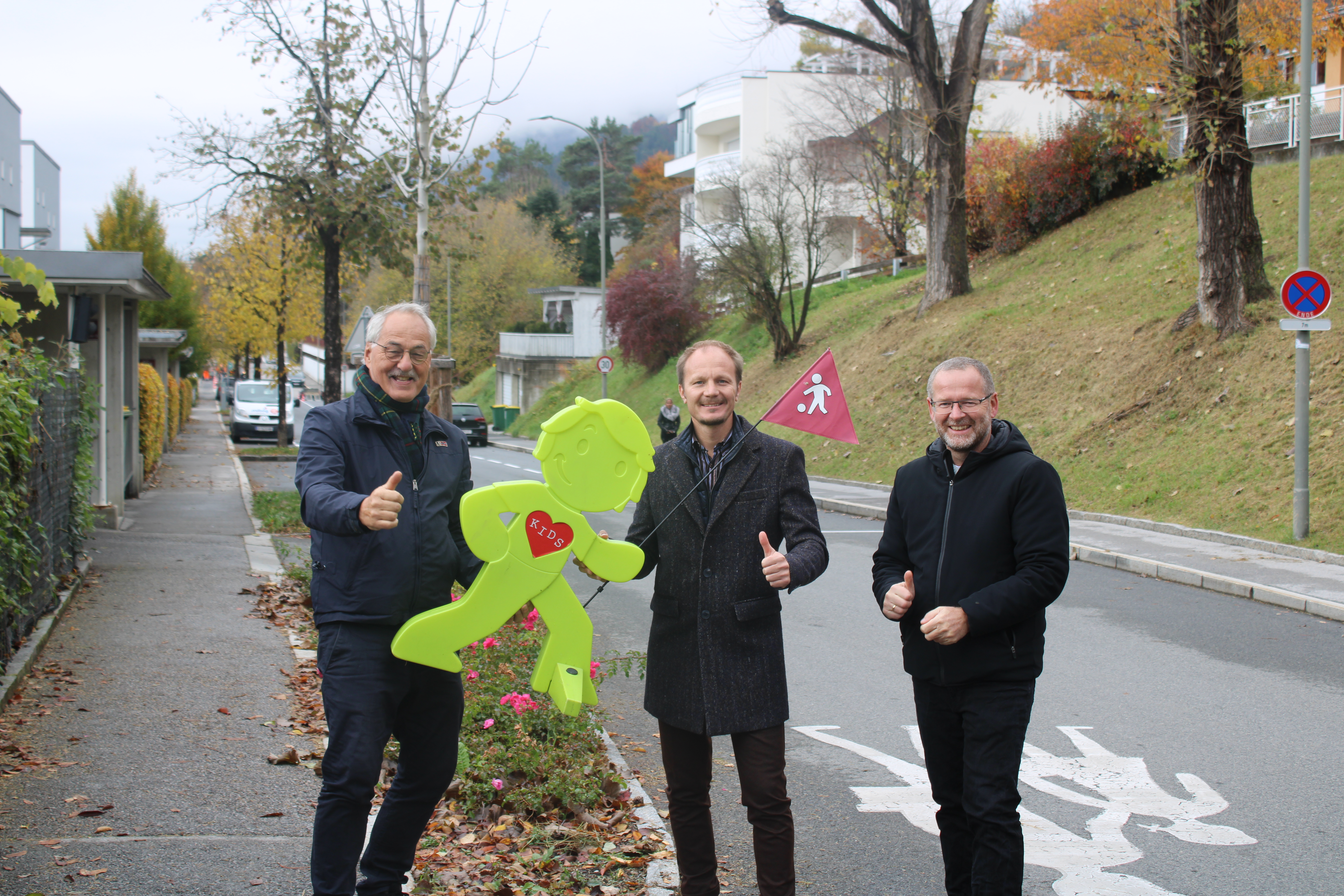 GR Thomas Schultze, Vizebürgermeister Johannes Anzengruber und der Amtsleiter für Allgemeine Sicherheit und Veranstaltungen, Klaus Feistmantl, vor Ort in Allerheiligen.