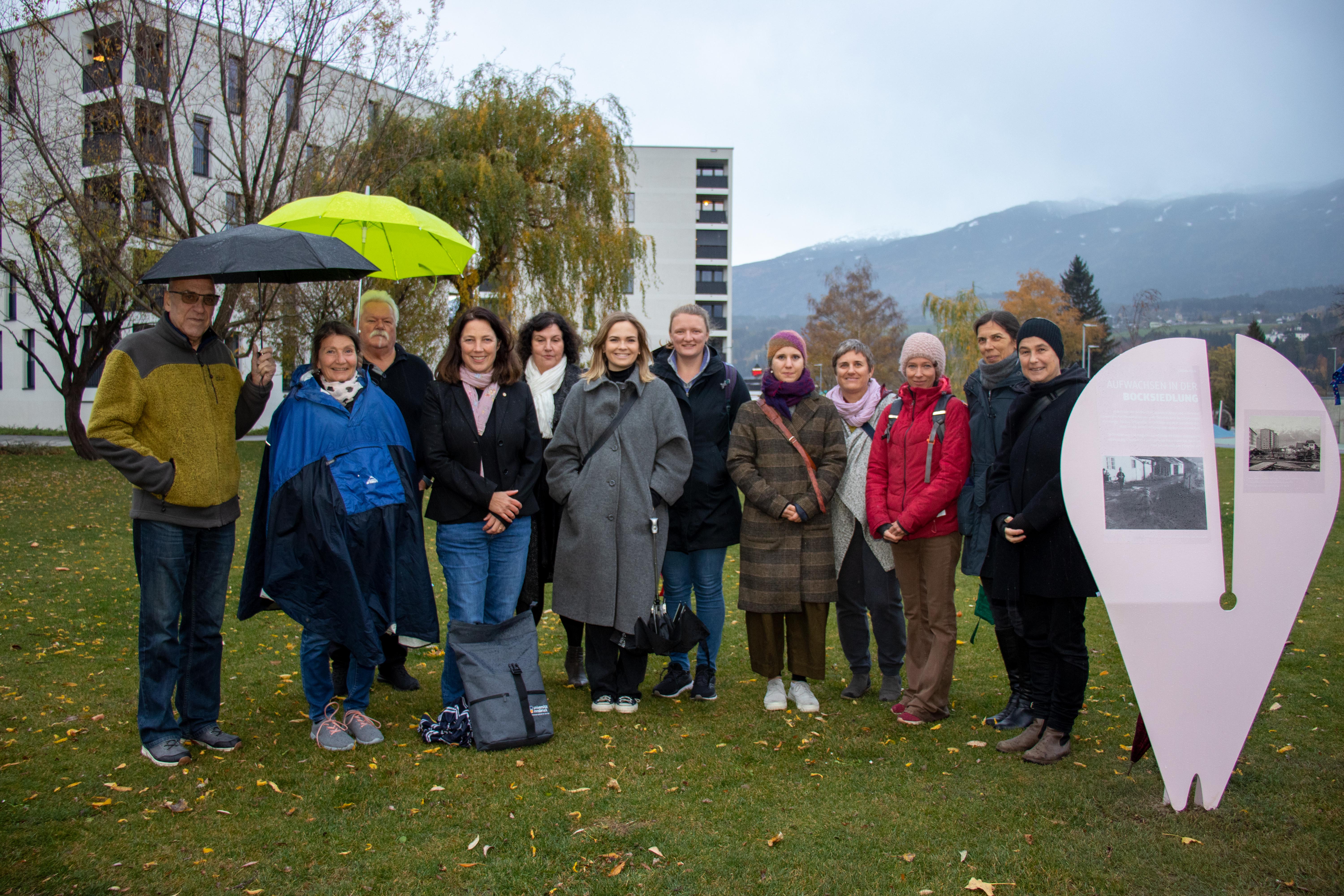 Stadträtin Uschi Schwarzl (2.v.l.) eröffnete gemeinsam mit Professorin Silke Meyer (4.v.l.), GRin Irene Heisz (5.v.l.), Renate Ursprunger vom Stadtarchiv/Stadtmuseum Innsbruck (4.v.r.), Buchautorin Heidi Schleich (r.) sowie den Studentinnen der Europäischen Ethnologie und ehemaligen Bockalan die Freiluftausstellung.