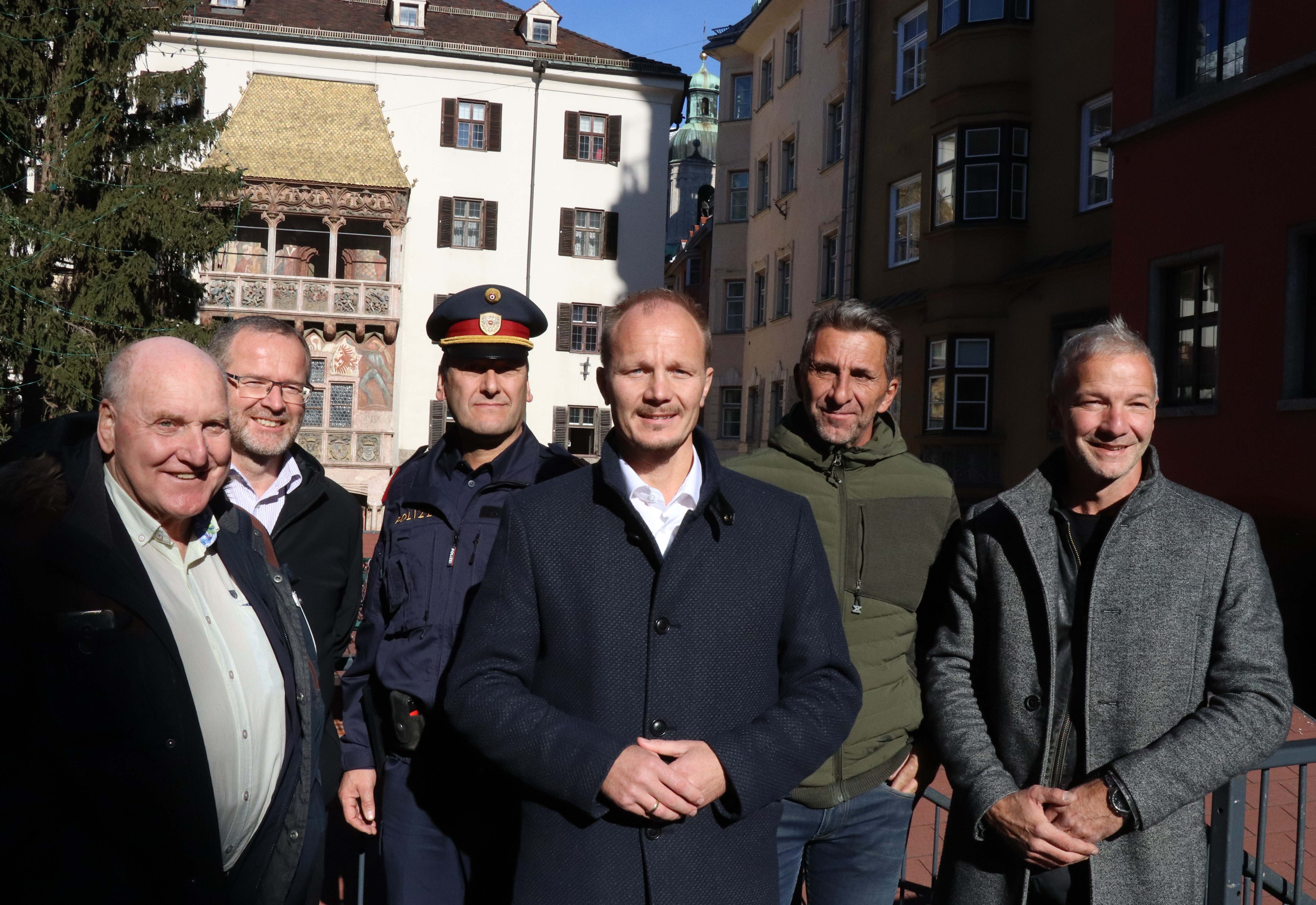 Sichere Bergweihnacht Innsbruck (v. l.): Ossi Lerch (Tiroler Wirtschaftskammer, Spartenvertreter Märkte), Klaus Feistmantl (Leiter Amt für Allgemeine Sicherheit und Veranstaltungen Stadt Innsbruck), Stadtpolizeikommandant Romed Giner, Vizebürgermeister Johannes Anzengruber, Christian Mark (Christkindlmarkt Marktplatz) und Robert Neuner (IAI Veranstaltungs GmbH).