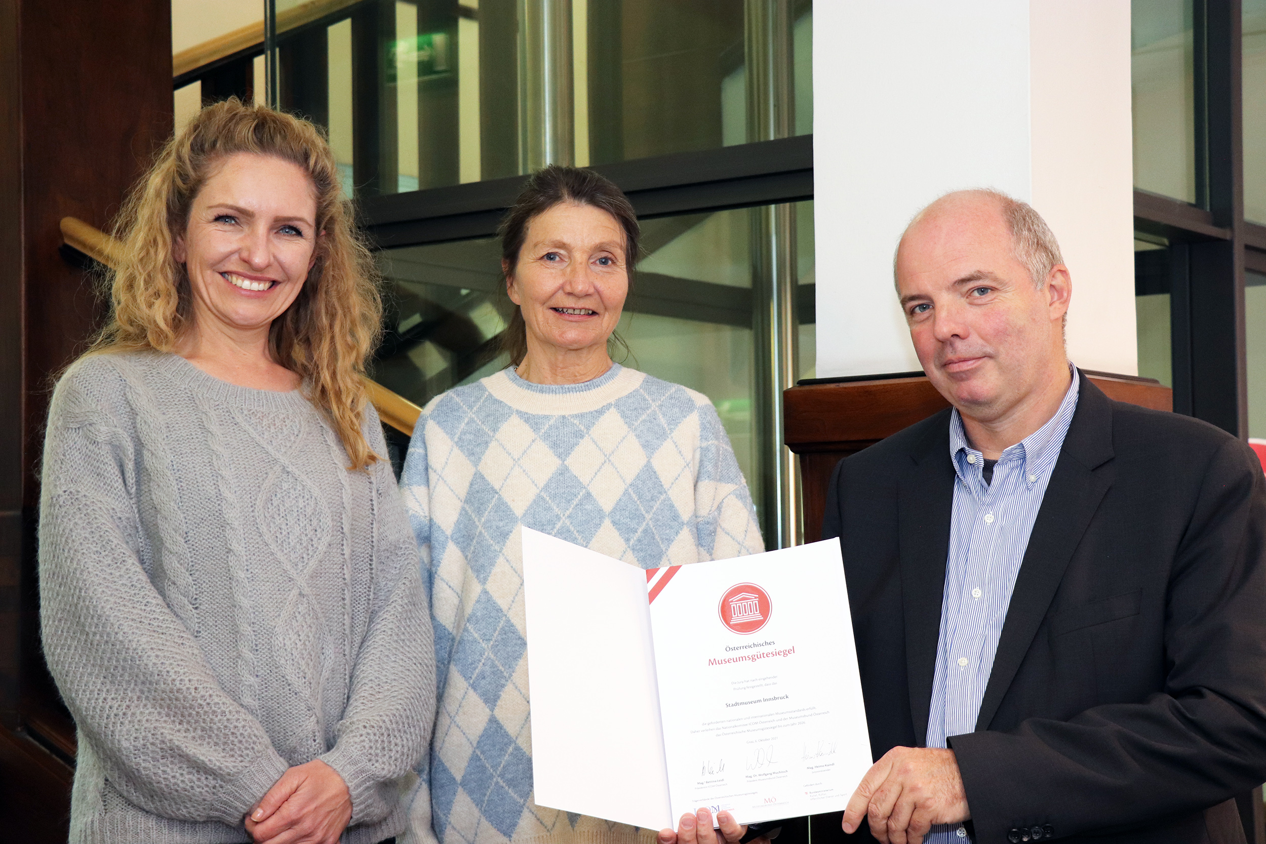 Kulturamtsleiterin Isabelle Brandauer, Kulturstadträtin Uschi Schwarzl und Lukas Morscher, Leiter des Stadtarchivs/Stadtmuseums (v.l.), präsentieren das Museumsgütesiegel 2021.