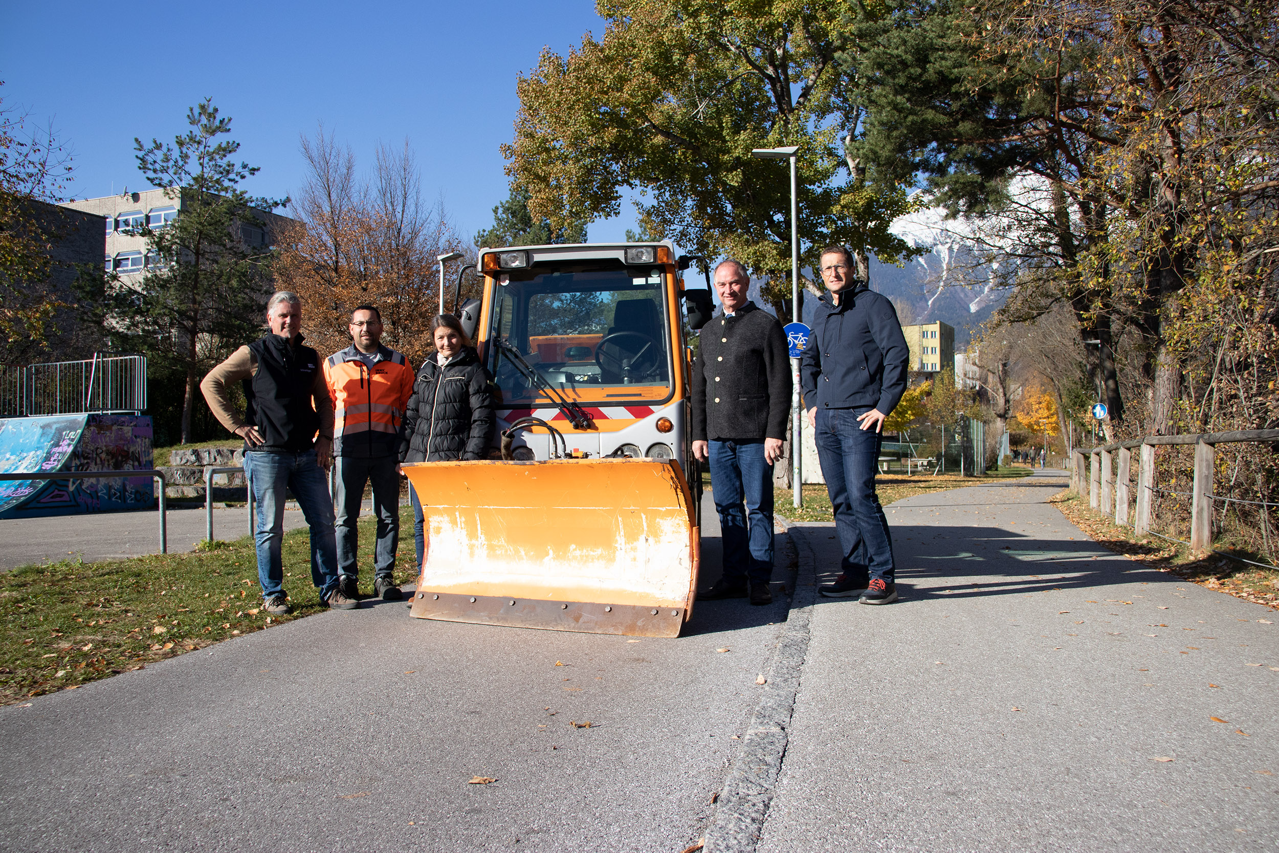 Innsbrucks Hauptradwege sind gerüstet für den Winter. Das freut (v.l.) Stefan Engele (Referat Grünanlagen-Pflege und Service), Dietmar Auer (Amt für Straßenbetrieb), Stadträtin Uschi Schwarzl, Peter Hölzl (Vorstand Amt für Straßenbetrieb) und Thomas Klingler (Amtsleiter Grünanlagen).