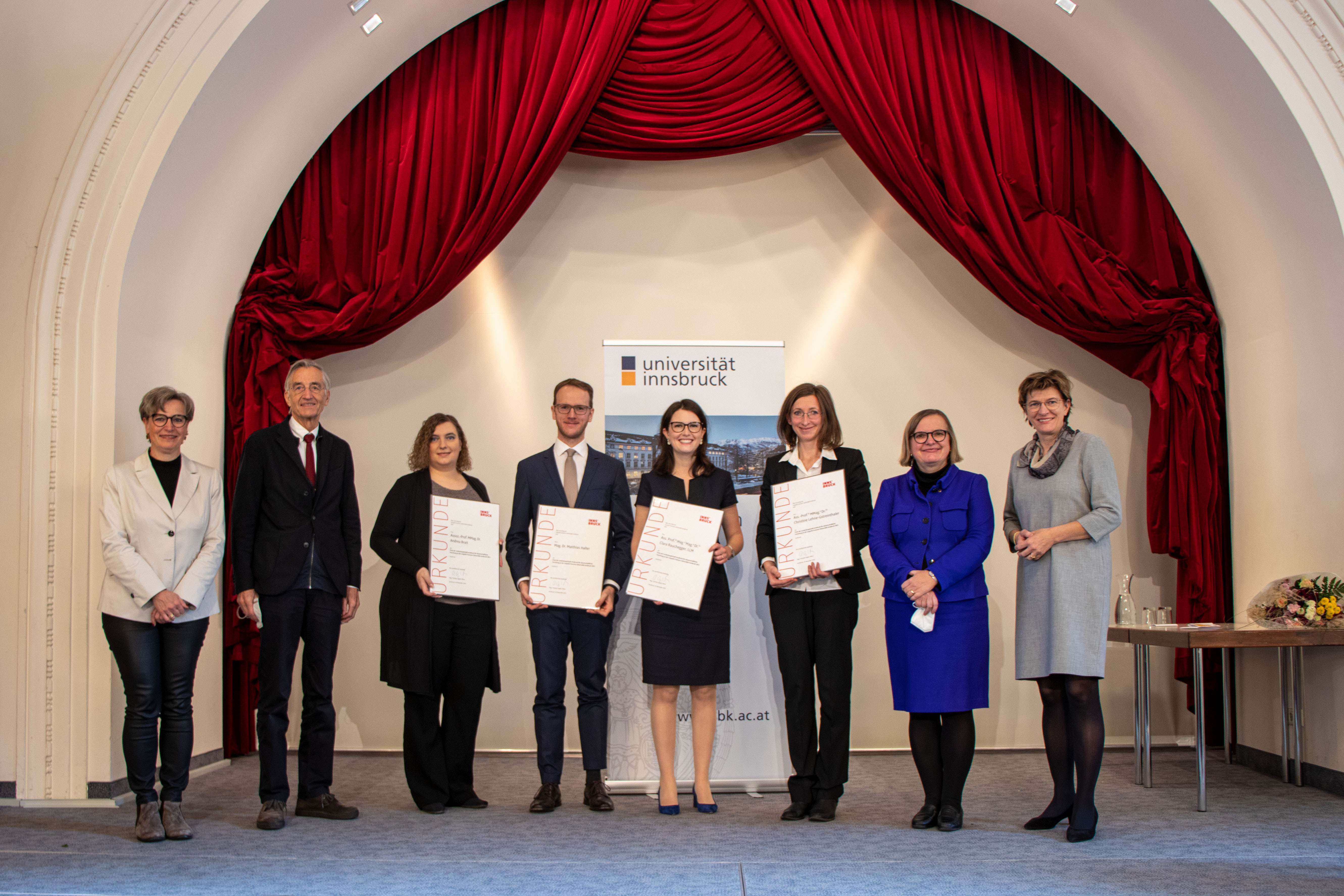 Abteilungsleiterin (MA V) Birgit Neu (l.), Rektor Tilmann Märk (2.v.l.), Vizerektorin für Forschung Ulrike Tanzer (2.v.r.) und Stadträtin Christine Oppitz-Plörer (r.) gratulierten den anwesenden Preisträgerinnen und dem Preisträger (v.l.n.r.): Andrea Brait, Matthias Haller, Clara Rauchegger und Christine Lehne-Gstreinthaler