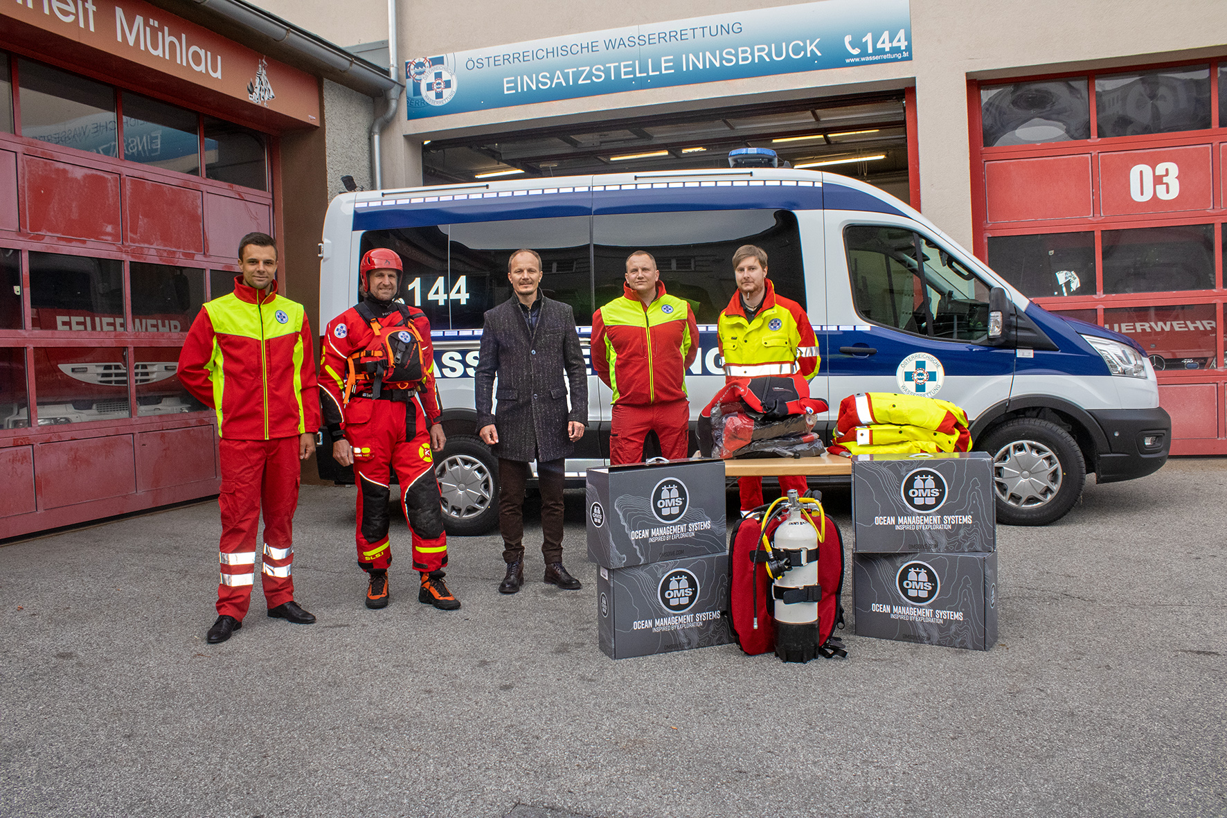 Gut ausgerüstet für das kommende Jahr ist die Österreichische Wasserrettung, Einsatzstelle Innsbruck. Vizebürgermeister Johannes Anzengruber (Mitte) übergab an (v. l.) Rudolf Loferer (Einsatzstellenleiter 1. Stv.), Peter Lampacher (Referent für Wildwasser Stv.), Konrad Kirchebner (Bezirkseinsatzleiter) und Daniel Menia (Referent für Tauchen Stv.) Tauchausrüstungen für 25 Einsatzkräfte. Die Wasserrettung Innsbruck wird durchschnittlich zu 60 bis 70 Alarmeinsätzen pro Jahr gerufen und ist neben Innsbruck auch für die Bezirke Innsbruck-Land und Imst zuständig. Insgesamt zählt die Wasserrettung Innsbruck rund 500 Mitglieder, circa 60 davon sind aktiv im Einsatz.