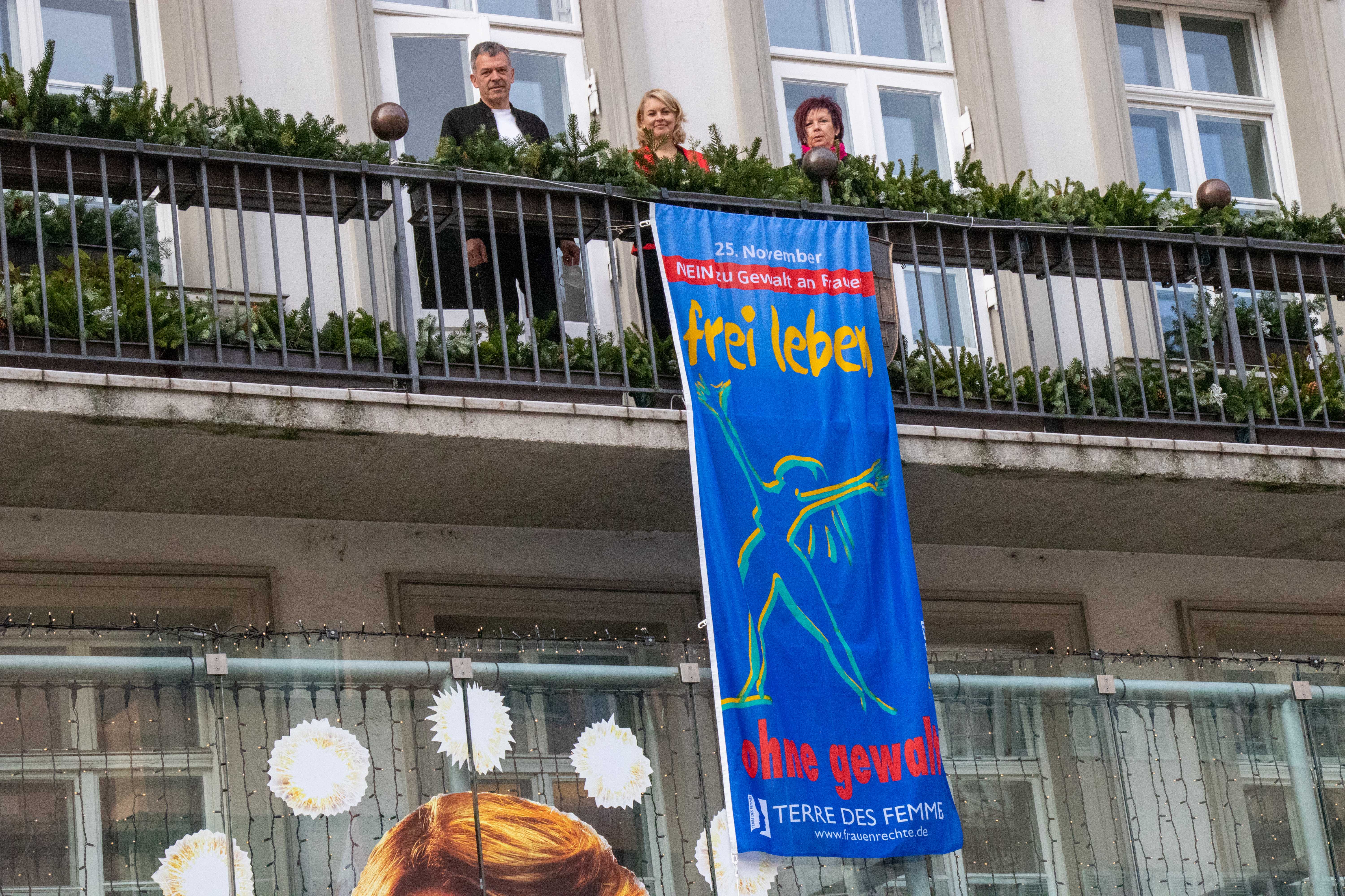 Als sichtbares Zeichen hissten Bürgermeister Georg Willi, Stadträtin Elisabeth Mayr (M.) und Referatsleiterin Uschi Klee (Frauen und Generation) die „Frei leben ohne Gewalt“-Fahne am Balkon des Innsbrucker Rathauses.