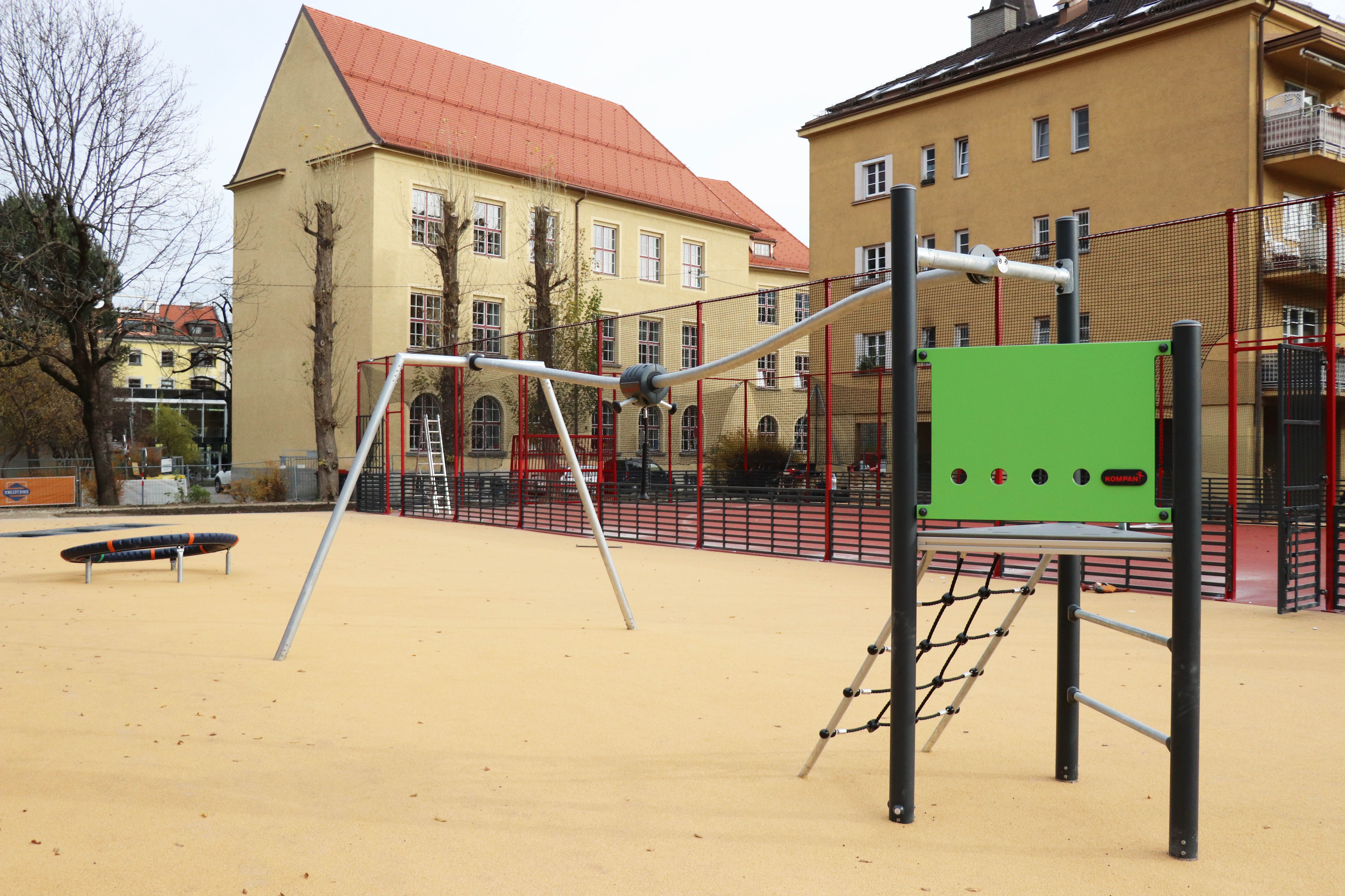 Viel Kraft braucht man bei der neuen Seilzugrutsche.