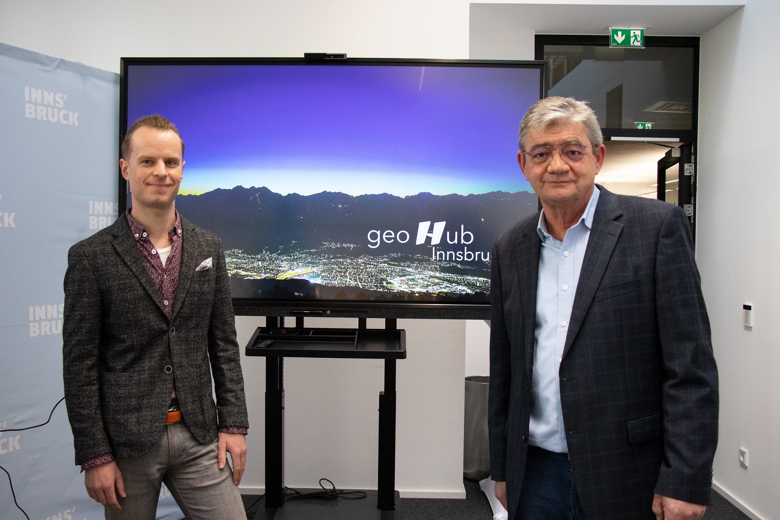 Statistik-Referent Mathias Behmann (l.) und GIS-Referent Eckehard Ranninger freuen sich über das vielfältige Service der neuen digitalen Plattform geoHub.