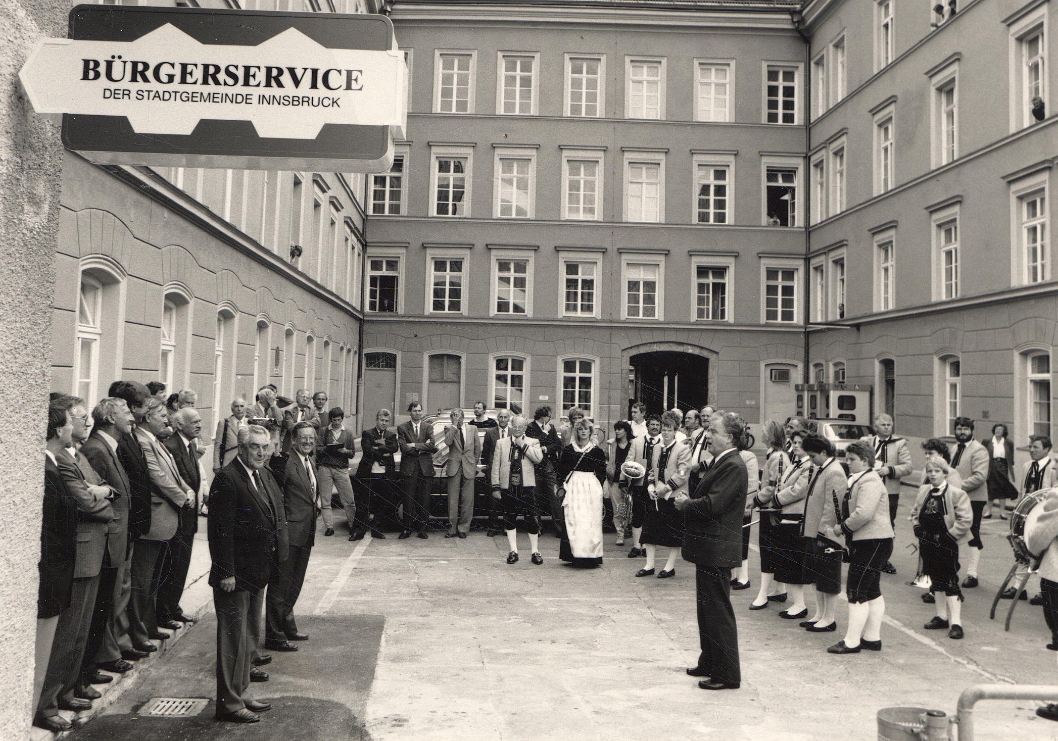 Am 5. Oktober 1987 öffnete das Bürgerservice Innsbruck zum ersten Mal seine Türen – damals noch im alten Rathaushof.
