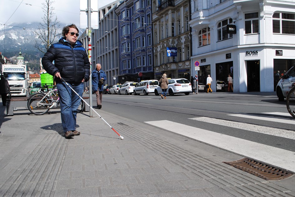 Michael Berger ist stellvertretender Vorsitzender des Innsbrucker Behindertenbeirats. Die taktilen Leitsysteme helfen ihm als sehbehinderten Menschen sehr bei der Orientierung in der Stadt.