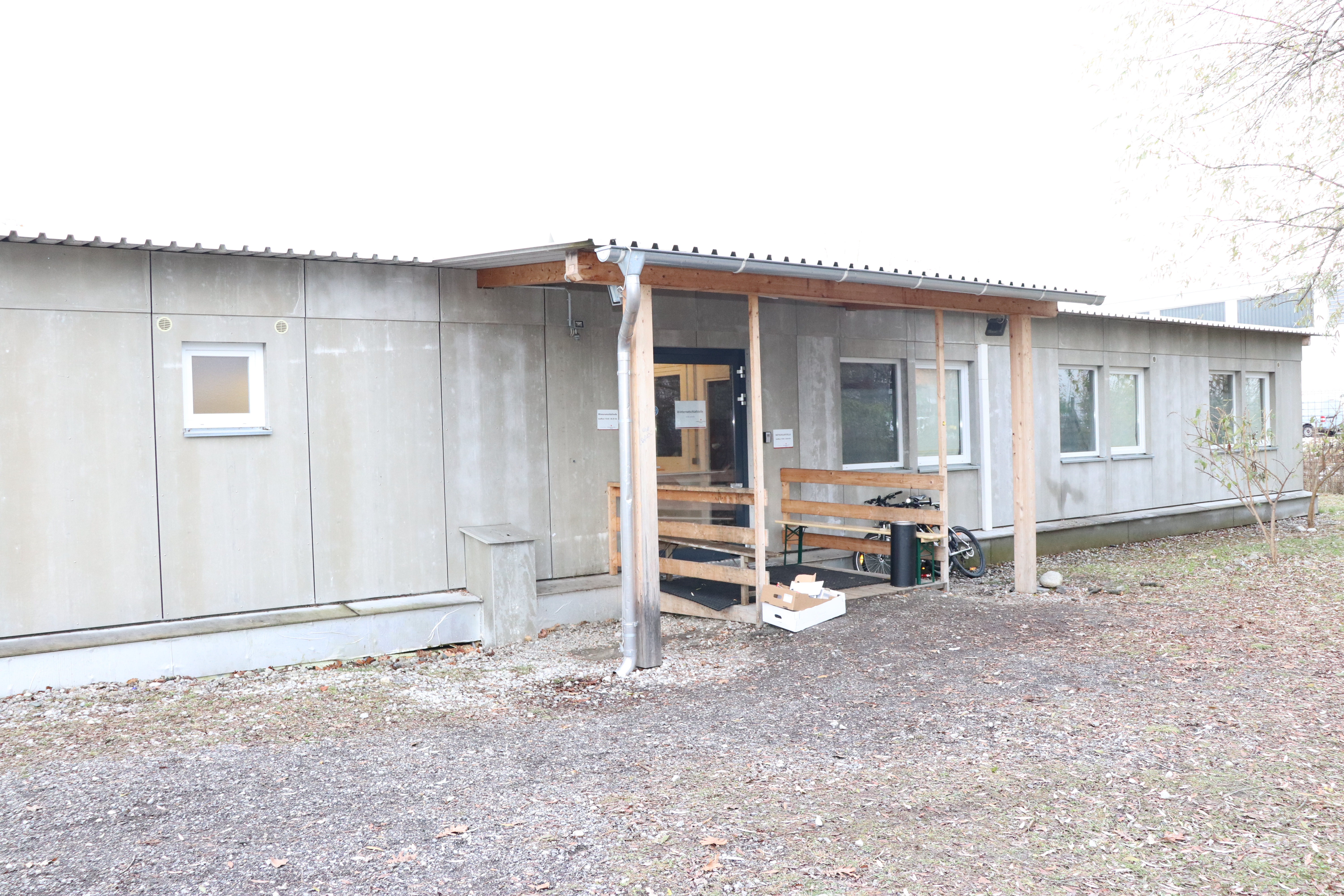 Die temporäre Winternotschlafstelle in der Richard Berger Straße 10 ist seit Mitte November für ungefähr sechs Monate geöffnet. Insgesamt finden dort 20 Obdachlose Platz und Wärme. Betrieben wird die Notschlafstelle vom Roten Kreuz Innsbruck (RKI), finanziell unterstützt wird sie vom Land Tirol und der Stadt Innsbruck. Vizebürgermeister Johannes Anzengruber (l.) machte sich gemeinsam mit Landesrätin Gabriele Fischer (2.v.l.) und Alexandra Tanda (Geschäftsführerin Rotes Kreuz, M.) ein Bild der Notschlafstelle. Die beiden RKI-MitarbeiterInnen Ines Obser und Stefan Biebel (r.) empfingen sie dort.