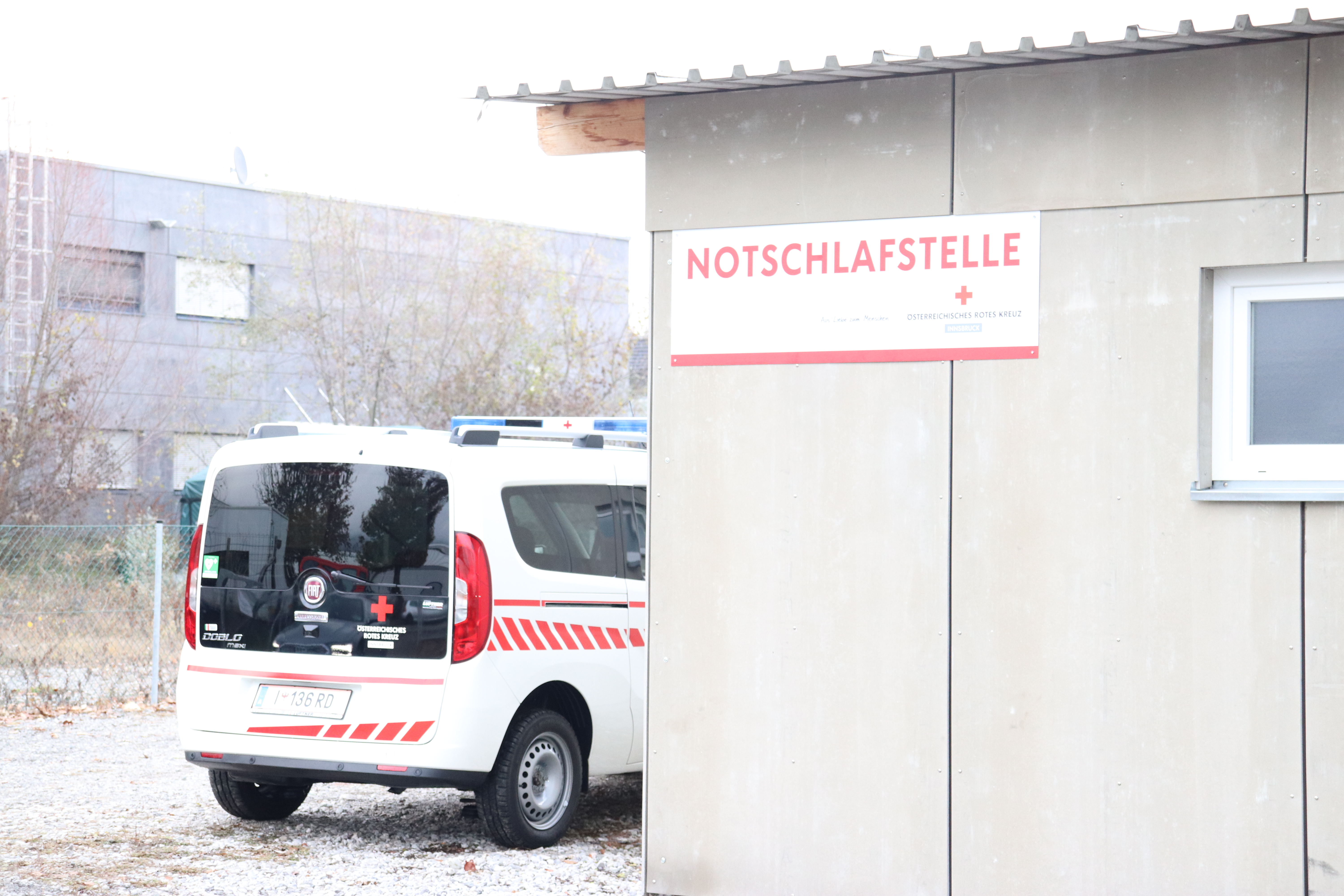 Die temporäre Winternotschlafstelle in der Richard Berger Straße 10 ist seit Mitte November für ungefähr sechs Monate geöffnet. Insgesamt finden dort 20 Obdachlose Platz und Wärme. Betrieben wird die Notschlafstelle vom Roten Kreuz Innsbruck (RKI), finanziell unterstützt wird sie vom Land Tirol und der Stadt Innsbruck. Vizebürgermeister Johannes Anzengruber (l.) machte sich gemeinsam mit Landesrätin Gabriele Fischer (2.v.l.) und Alexandra Tanda (Geschäftsführerin Rotes Kreuz, M.) ein Bild der Notschlafstelle. Die beiden RKI-MitarbeiterInnen Ines Obser und Stefan Biebel (r.) empfingen sie dort.