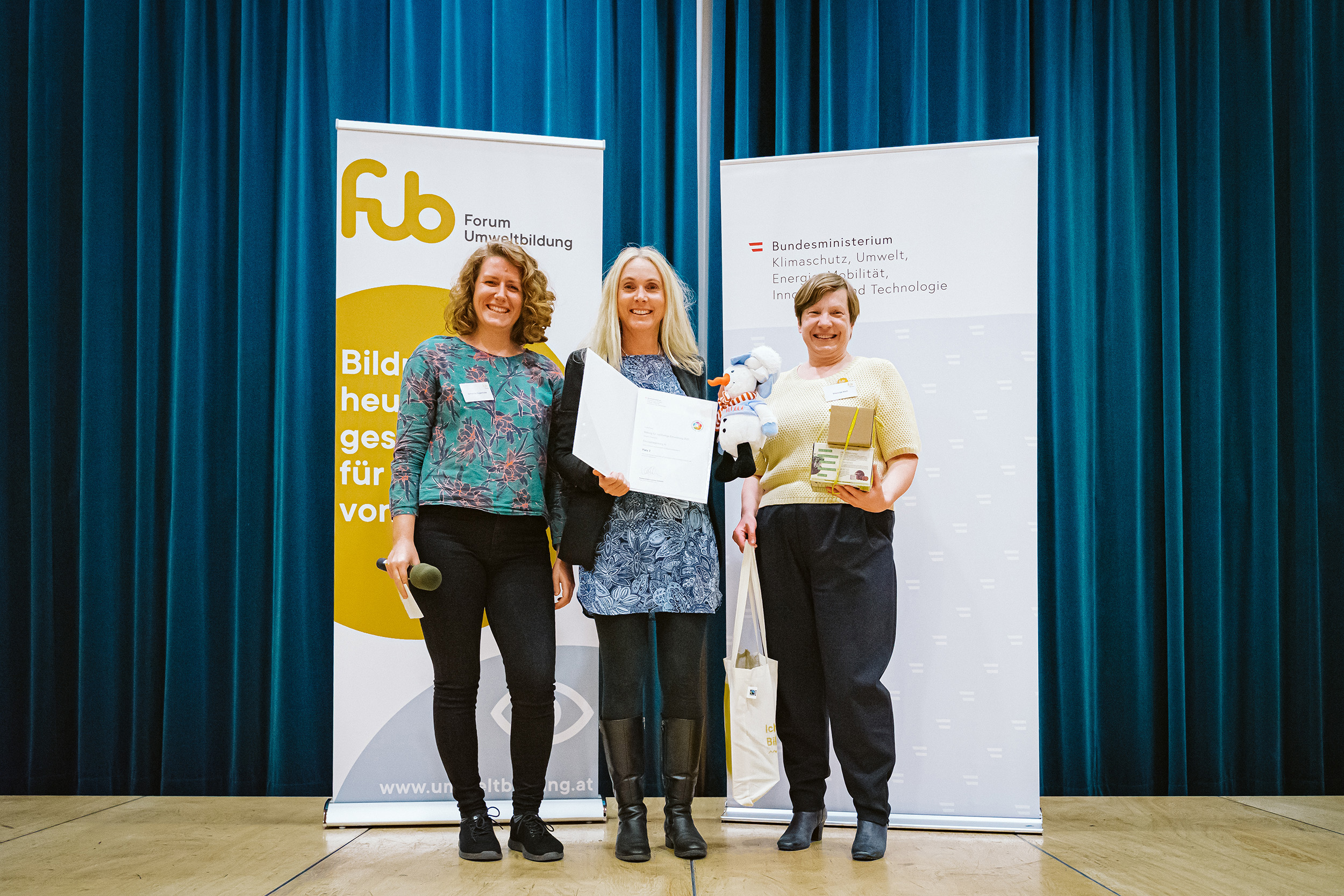 Nahm die Auszeichnung bei der Preis-Gala in Wien vor Kurzem entgegen: Elisabeth Meze (Geschäftsstelle BürgerInnenbeteiligung; Mitte), Jury-Mitglied Katharina Rogenhofer (Klimaaktivistin und Initiatorin des Klima-Volksbegehrens; links) sowie Walpurga Weiß (Geschäftsführerin Forum Umweltbildung).