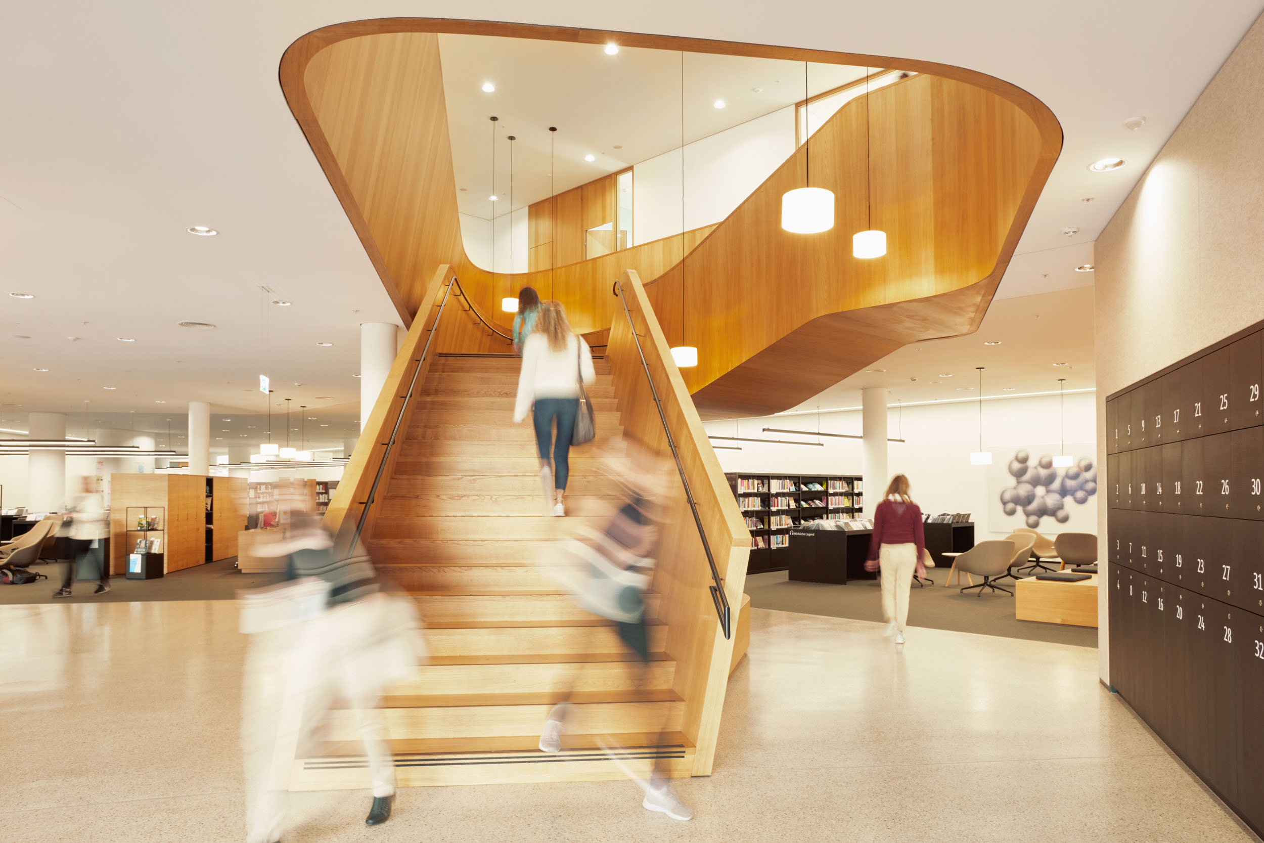 Die Stadtbibliothek, deren MitarbeiterInnen neun Sprachen beherrschen, bietet am Tag der Muttersprache, 21. Februar, ein besonderes Programm.